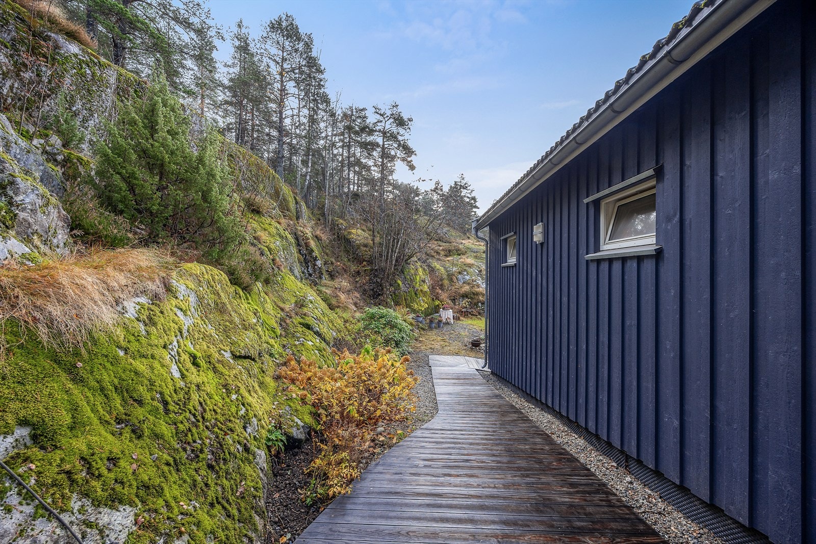 Stier og plattinger gjør det enkelt å bevege seg rundt på eiendommen. Galleribilde