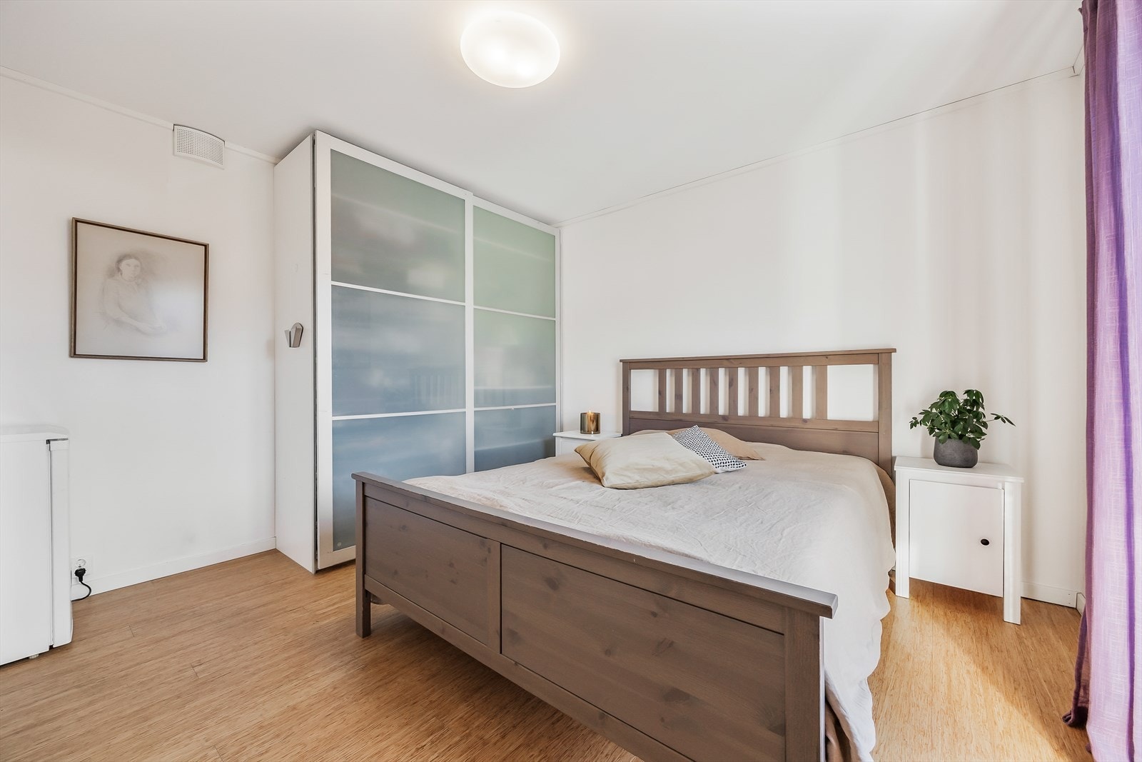Underetasjen rommer to soverom. Dette har skyvedørsgarderobe med frostet glass. Galleribilde