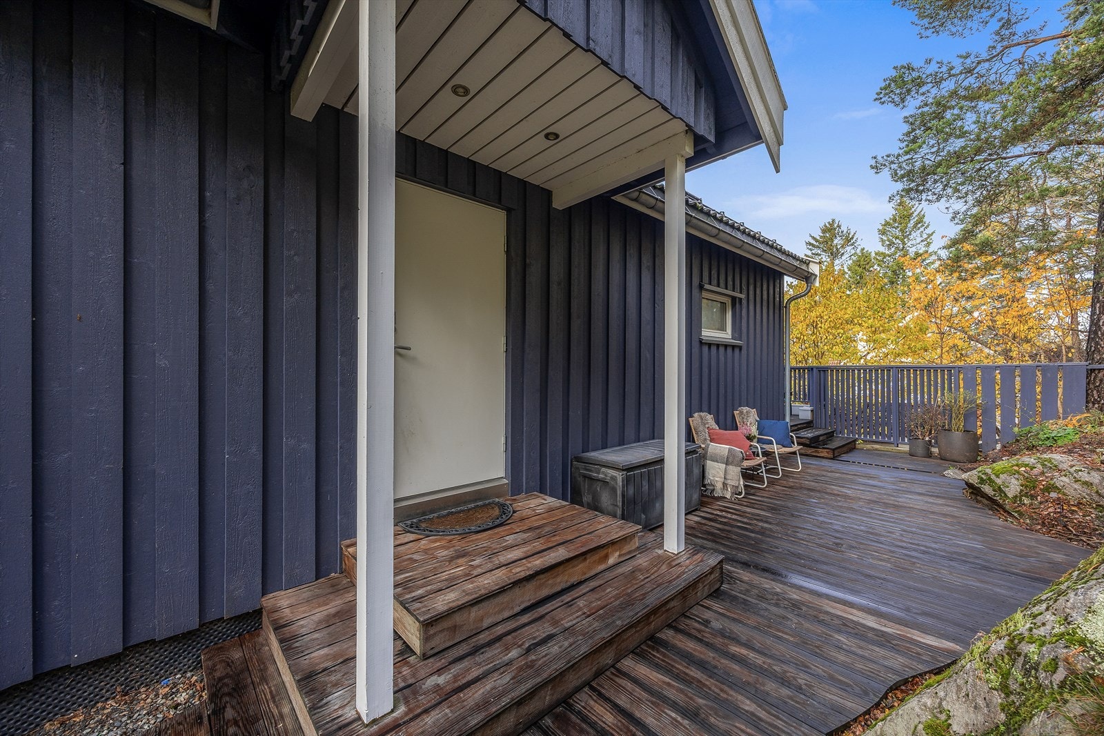 Ved siden av hovedterrassen, på bakseiden av huset er det en egen inngang. Galleribilde