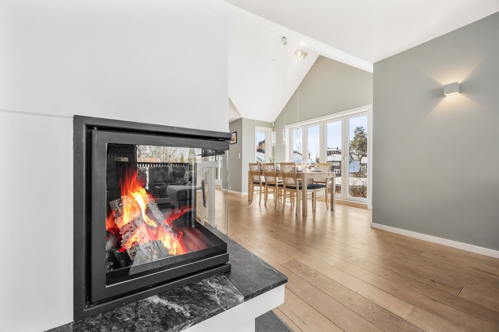 Her er det god plass til både sofagruppe og en romslig spiseplass. Galleribilde