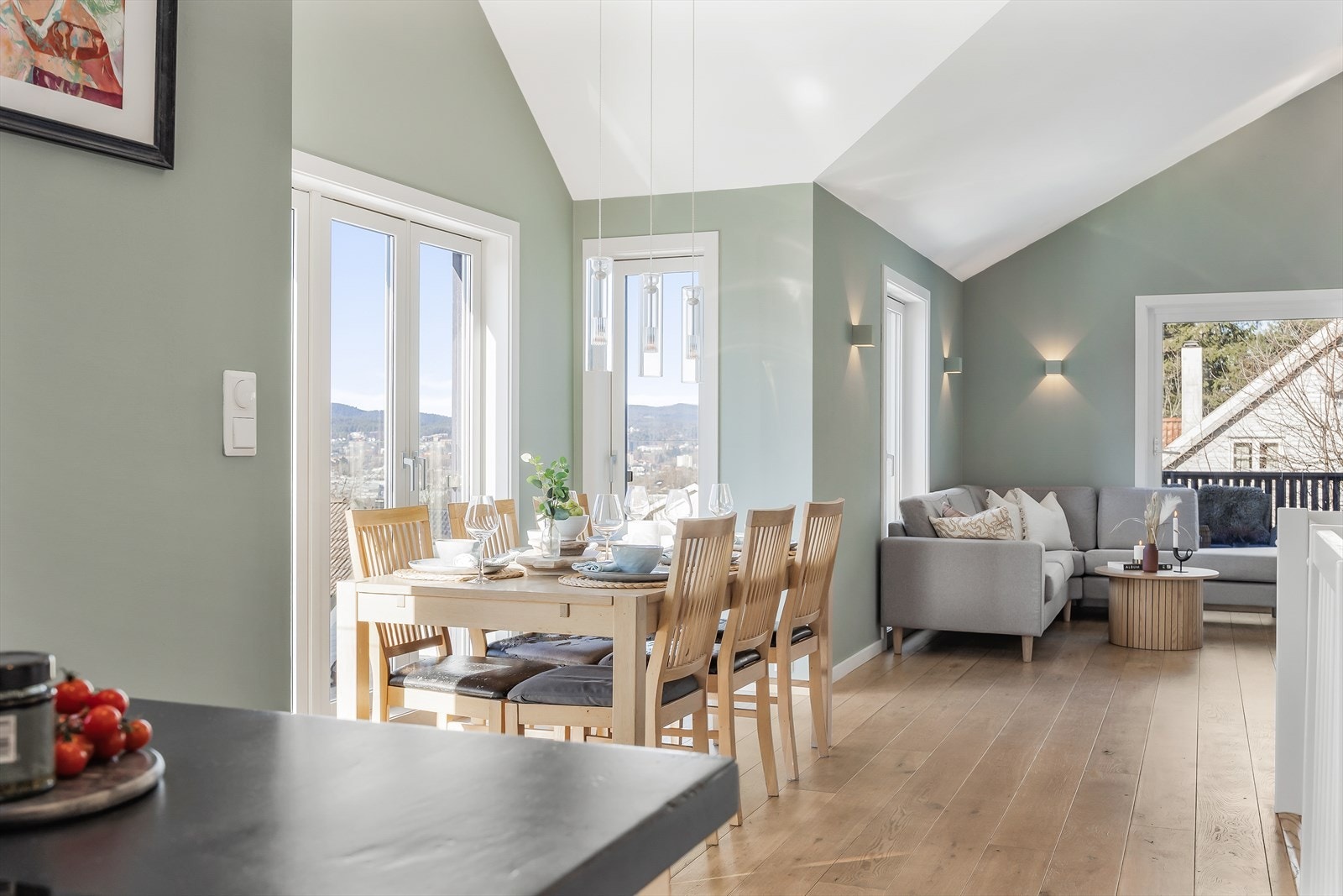 Fra kjøkkenet har du full oversikt over stue og spiseplass. Galleribilde