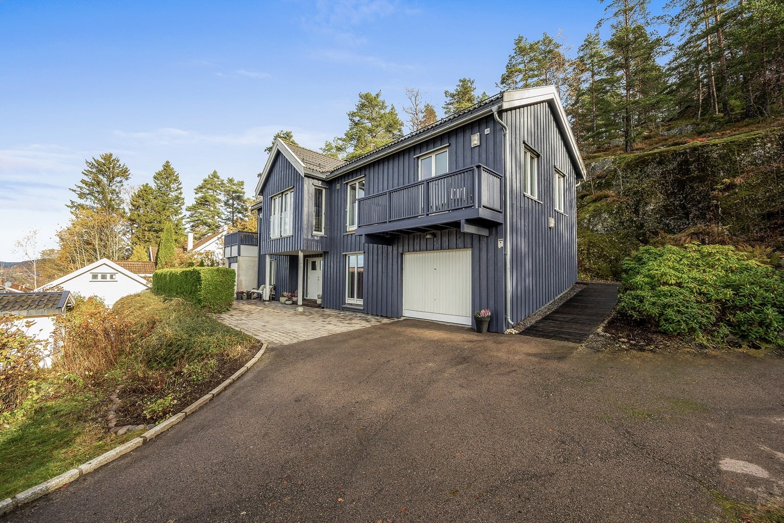 Boligen ligger høyt og fritt med gode lysforhold. Galleribilde