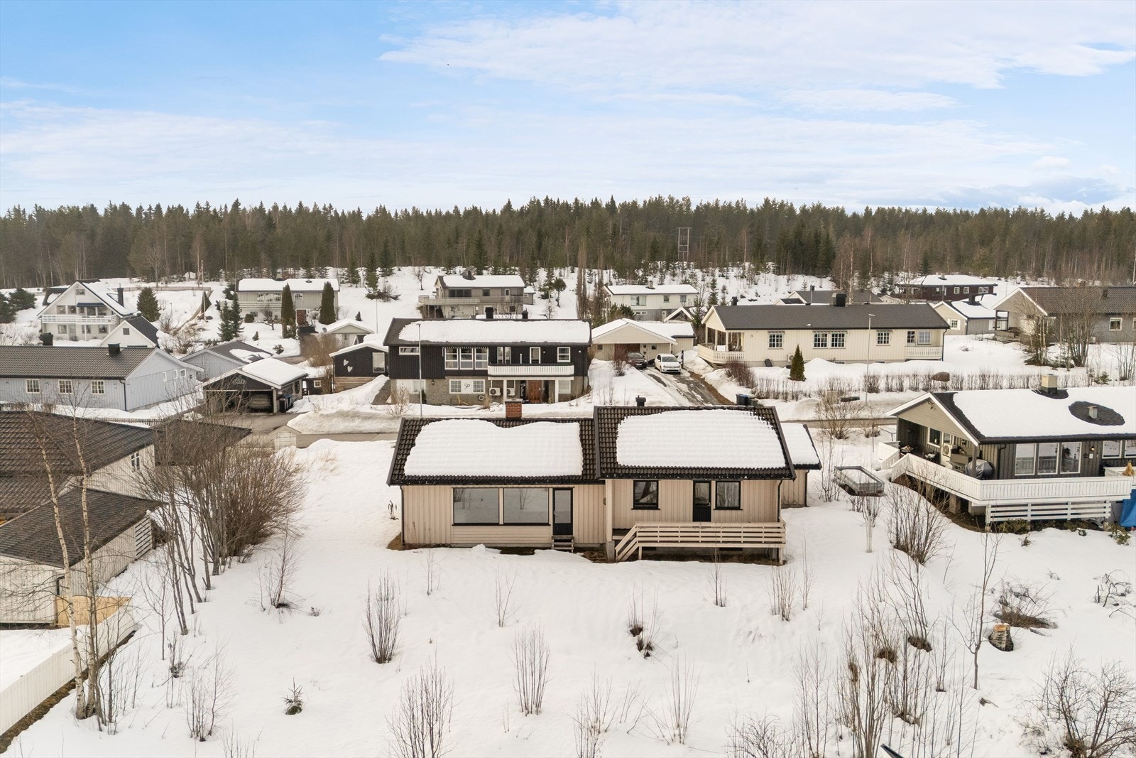 Dronebilde av boligen og hage samt ditt nye nabolag. Galleribilde