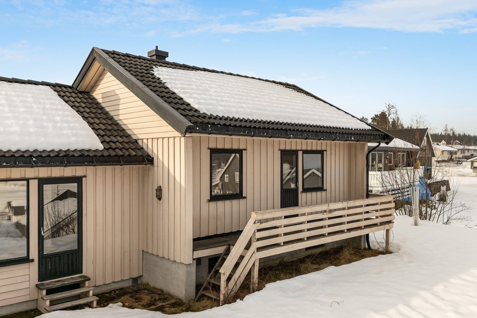 Balkong med utgang fra et av soverommene, adkomst til hage via trapp. Galleribilde