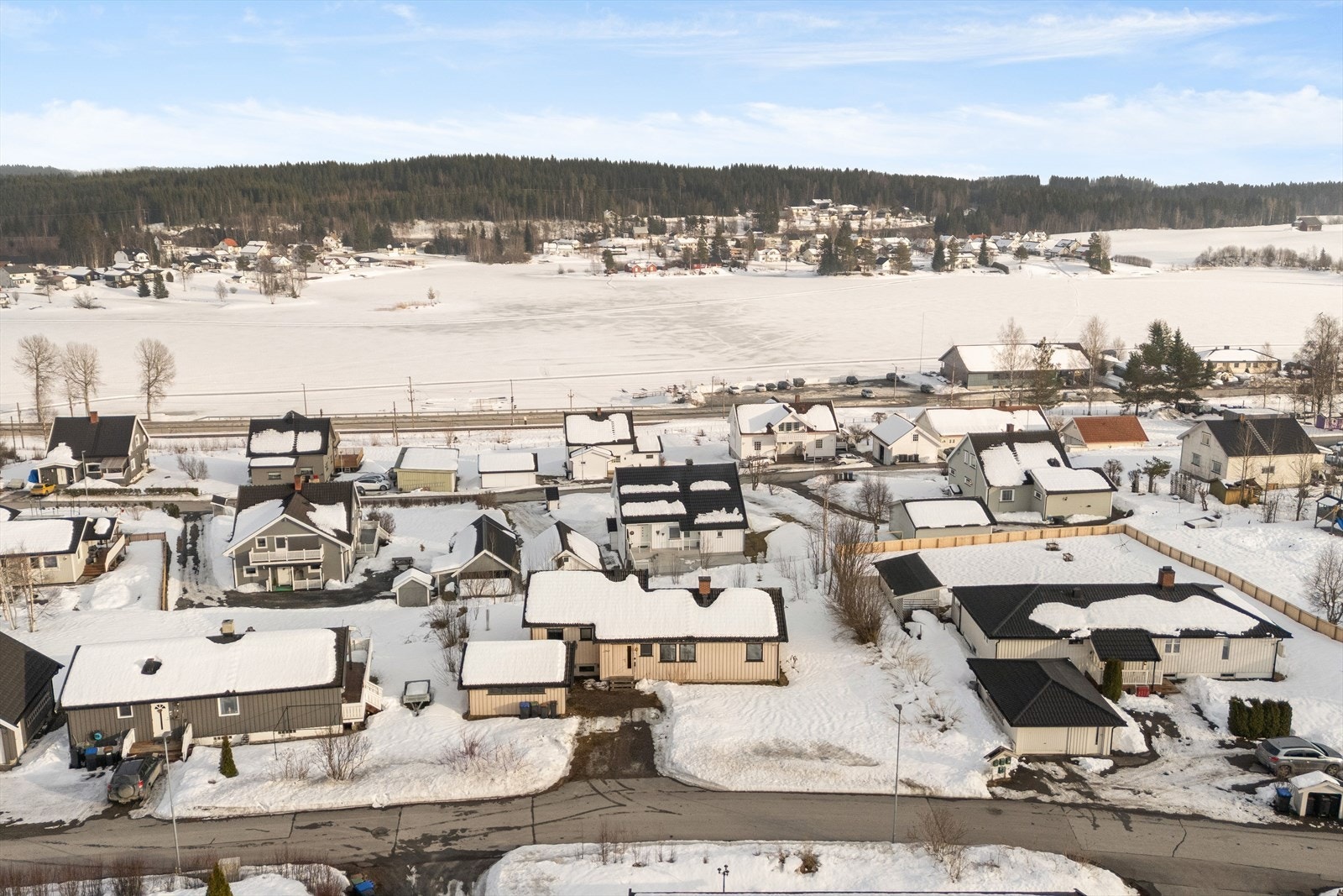 Boligen har en meget fin og attraktiv beliggenhet i godt etablert boligområde på Eina. Galleribilde