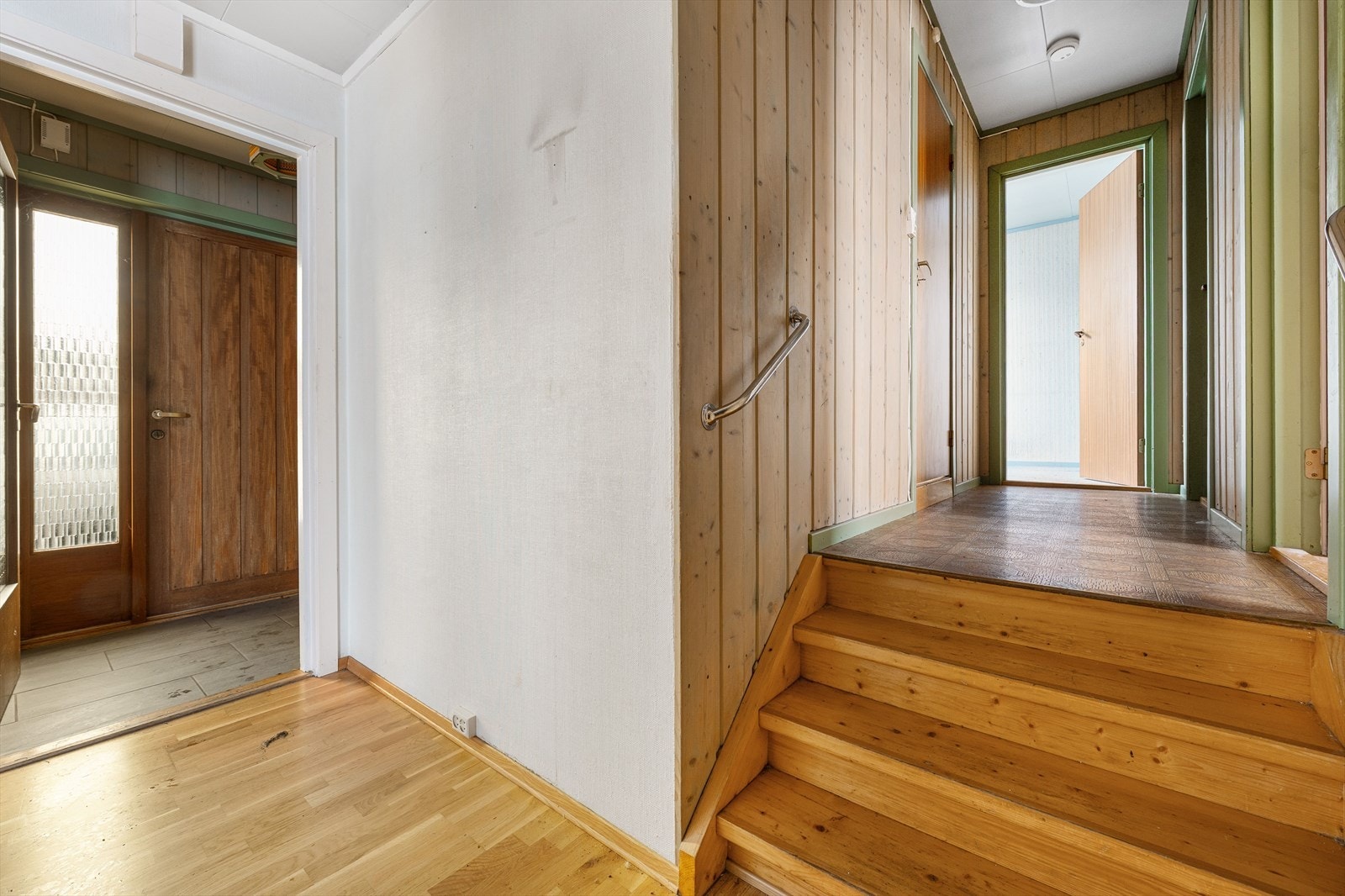 Entré, gang og trapp opp til halvplan med bad og 3 soverom. Galleribilde