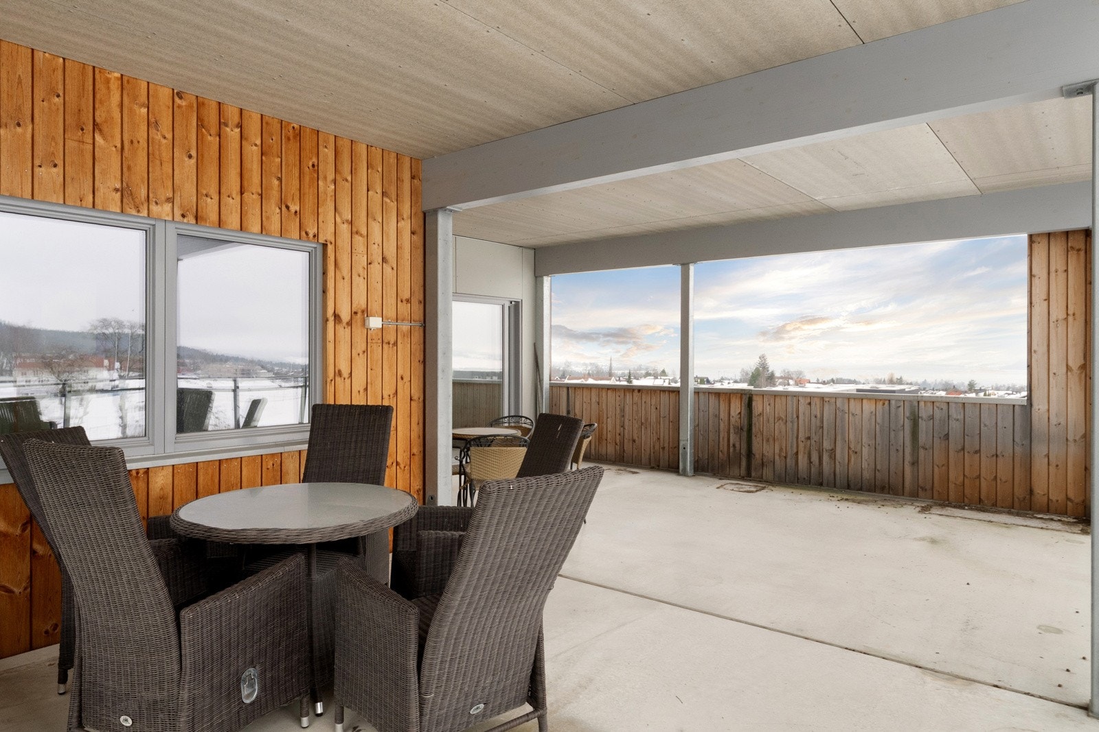 Leiligheten kan skilte med en stor og solrik sørvestvendt balkong på hele 41 m². Galleribilde