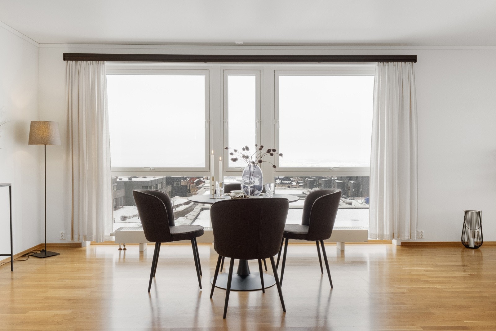 Hyggelig spisestue med nydelig utsikt. Galleribilde