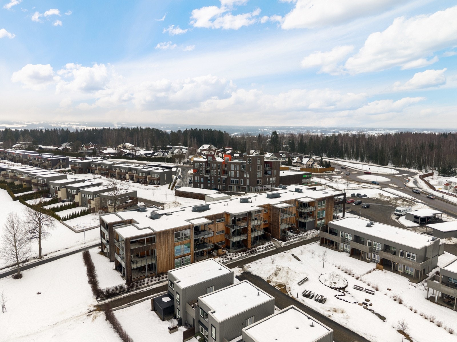 Kort veg til barneskole, barnehager og idrettsanlegget i Ankerskogen med tennishall, svømmehall med egen velværeavdeling, treningssenter og legesenter. Utendørs er det turområder, fotballbaner og egen frisbeepark. Galleribilde