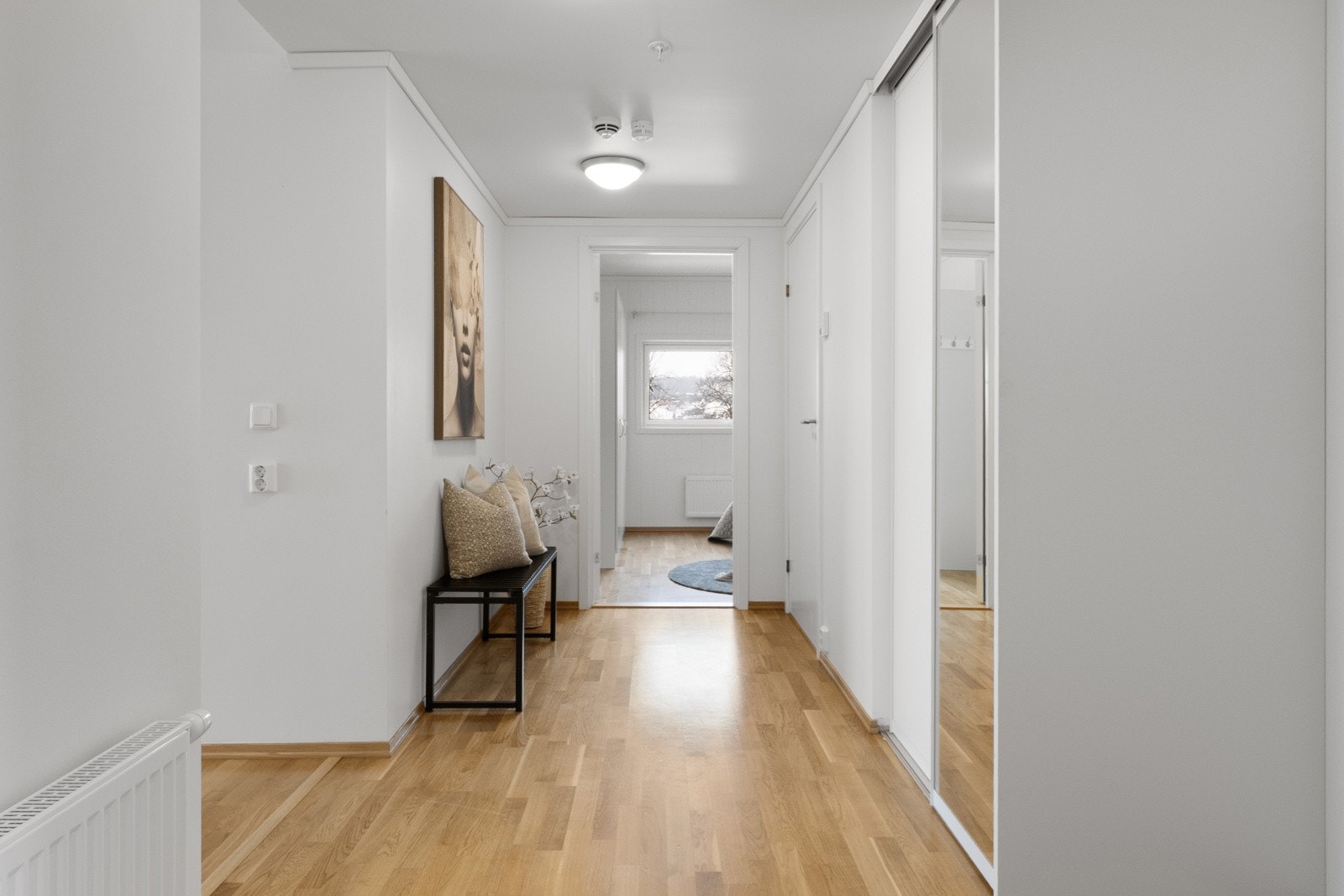 Entré med praktisk garderobeløsning. Galleribilde