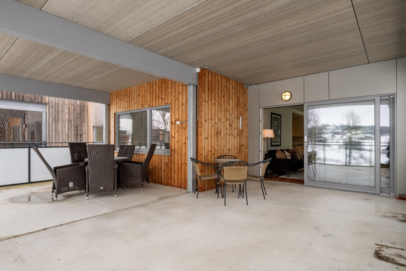 Her er det rikelig med plass til både sittegrupper, spiseplass og annet utemøblement, perfekt for hyggelige sommerdager og sosiale sammenkomster. Galleribilde