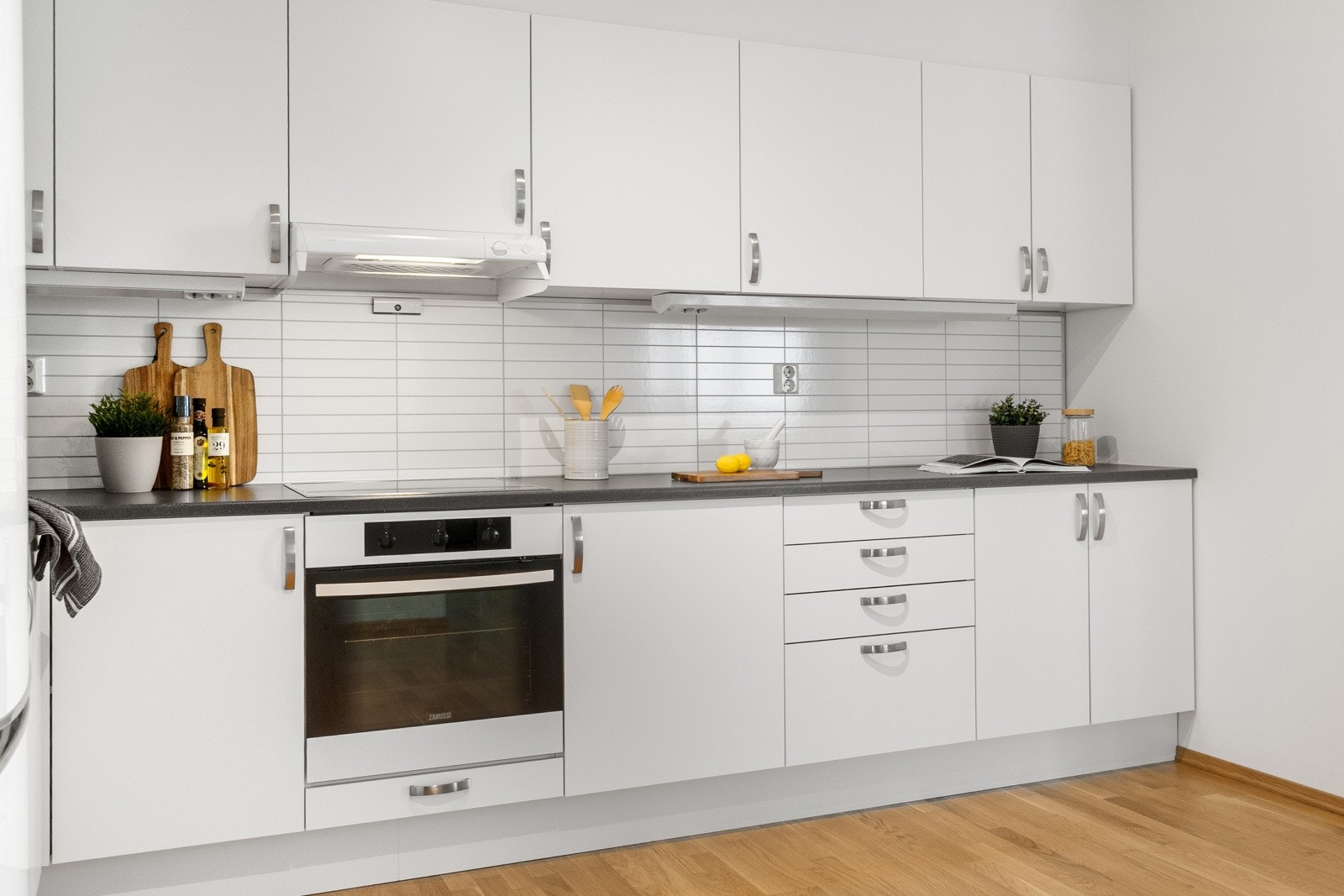 Kjøkkenet har en lys innredning med laminerte skrog og benkeplate Galleribilde