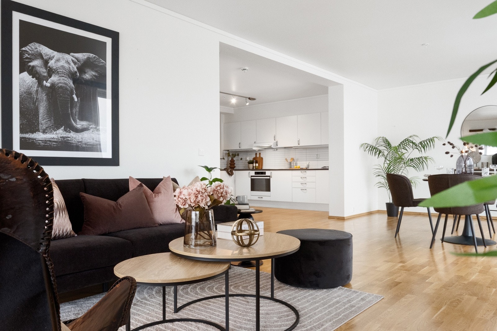 Romslig og trivelig stue med god plass til både sofagruppe og spisebord. Galleribilde