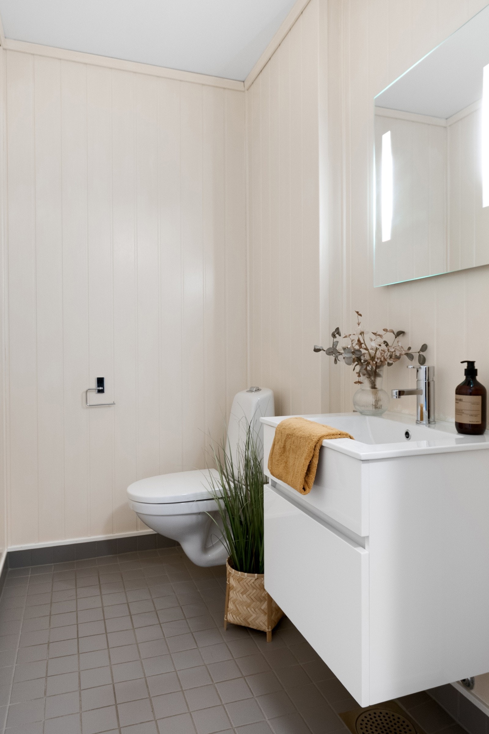 Praktisk separat tolett med vegghengt wc og 60 innrending med grepfrie skuffer og heldekkende servantplate. Galleribilde