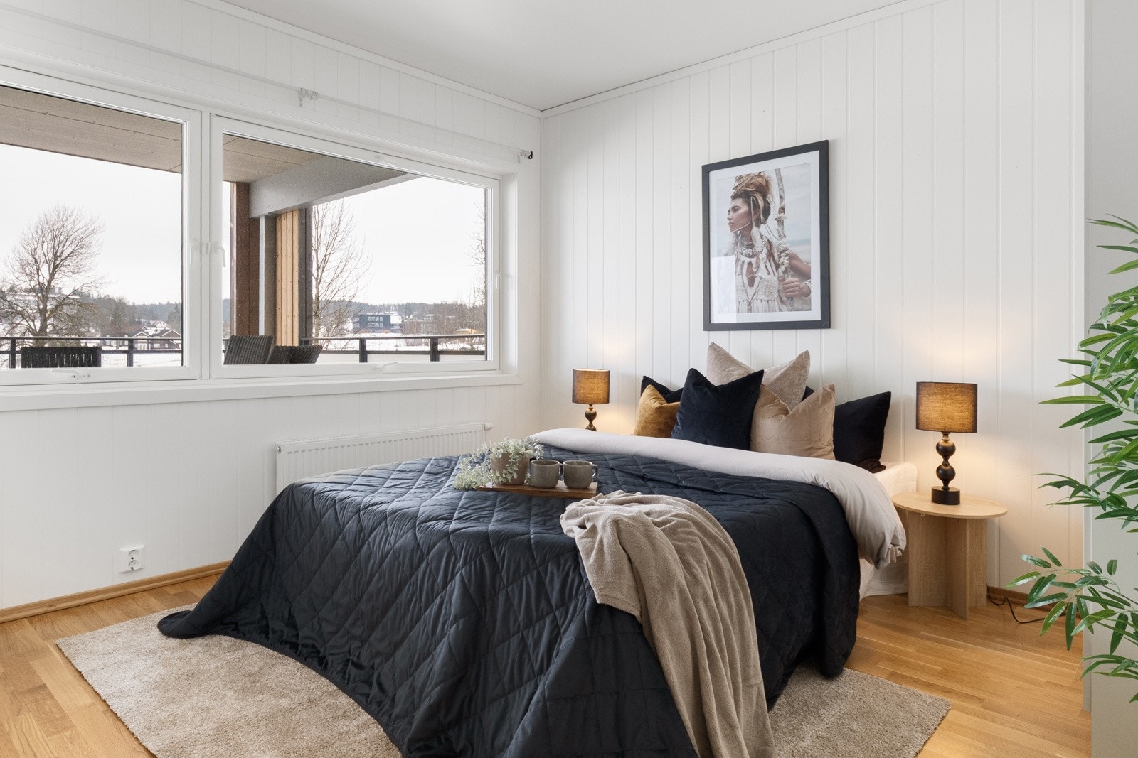 Soverom 1: Romslig soverom med plass til dobbeltseng Galleribilde