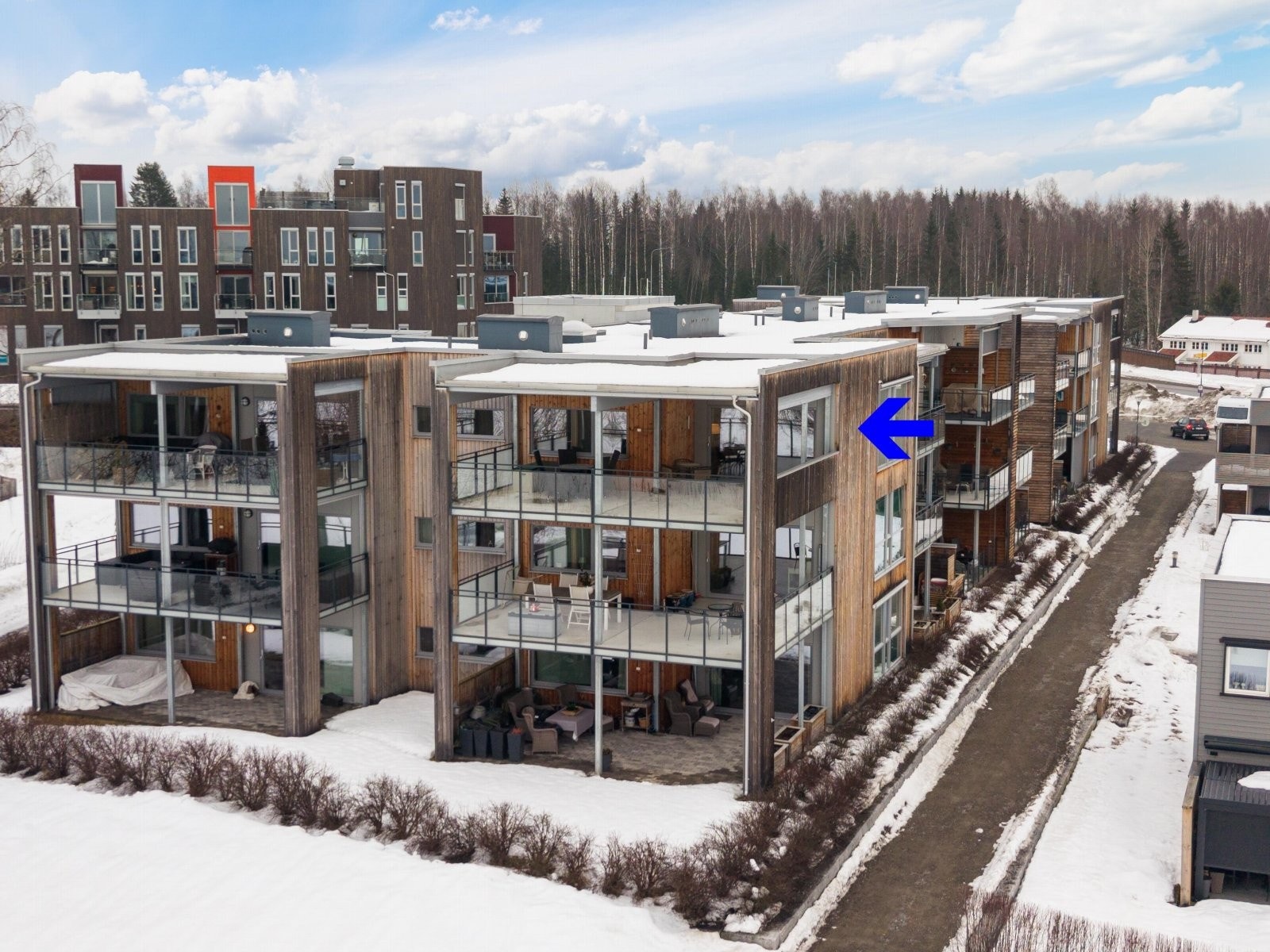 Her bor man tett på naturen men samtidig sentralt, med både bybuss og nærbutikk Kiwi nesten rett utenfor døra. Galleribilde