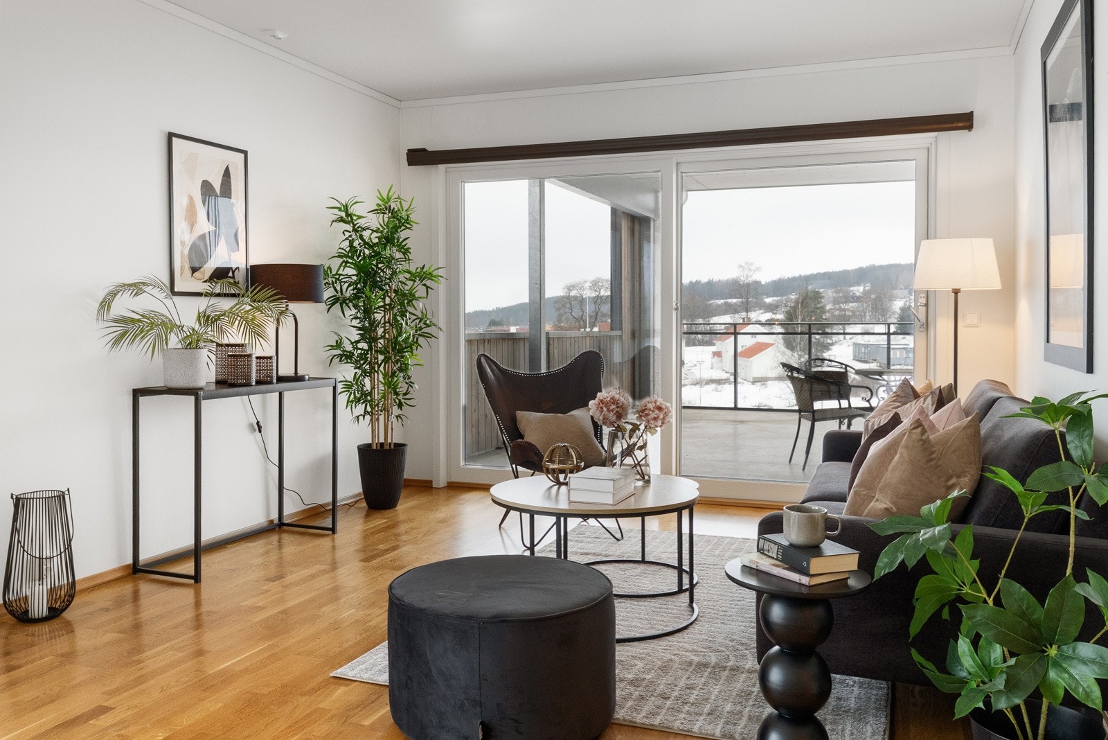 Stuen har store vindusflater som slipper inn rikelig med dagslys. Galleribilde