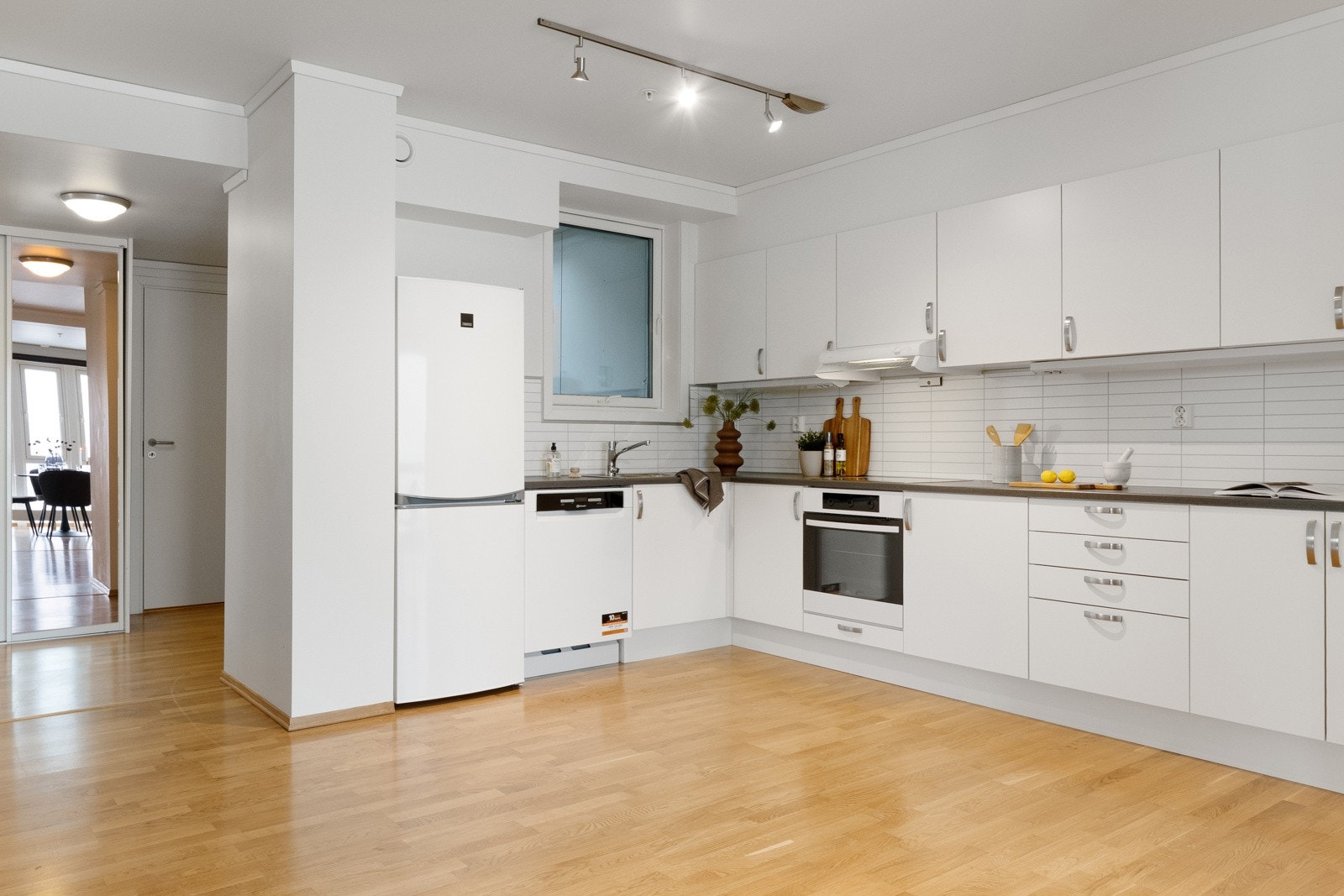 Plass til frittstående kjøleskap og oppvaskmaskin. Galleribilde