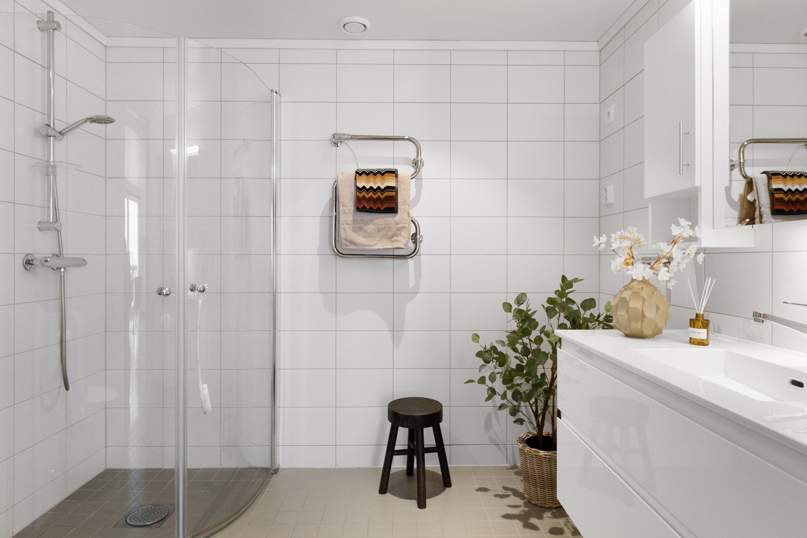 Pent og lyst bad med flislagte gulv og vegger. Galleribilde