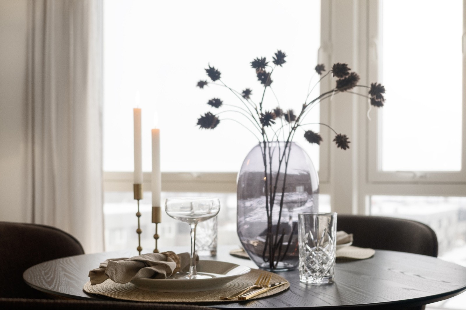 Vinduene i stuen er utstyrt med motoriserte zip-screens. Galleribilde