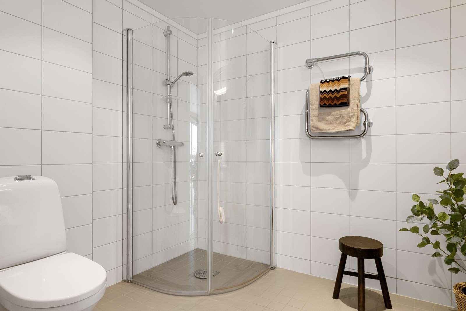 Dusjhjørne med innfellbare dusjvegger, samt vegghengt toalett. Galleribilde