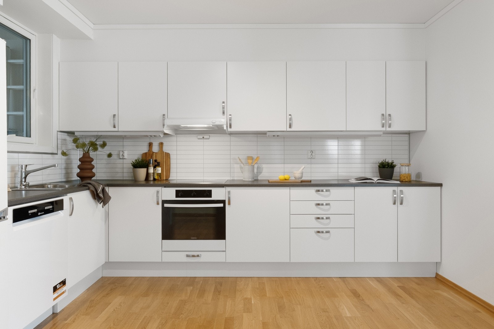 Kjøkken ligger i åpen løsning mot stuen. Galleribilde