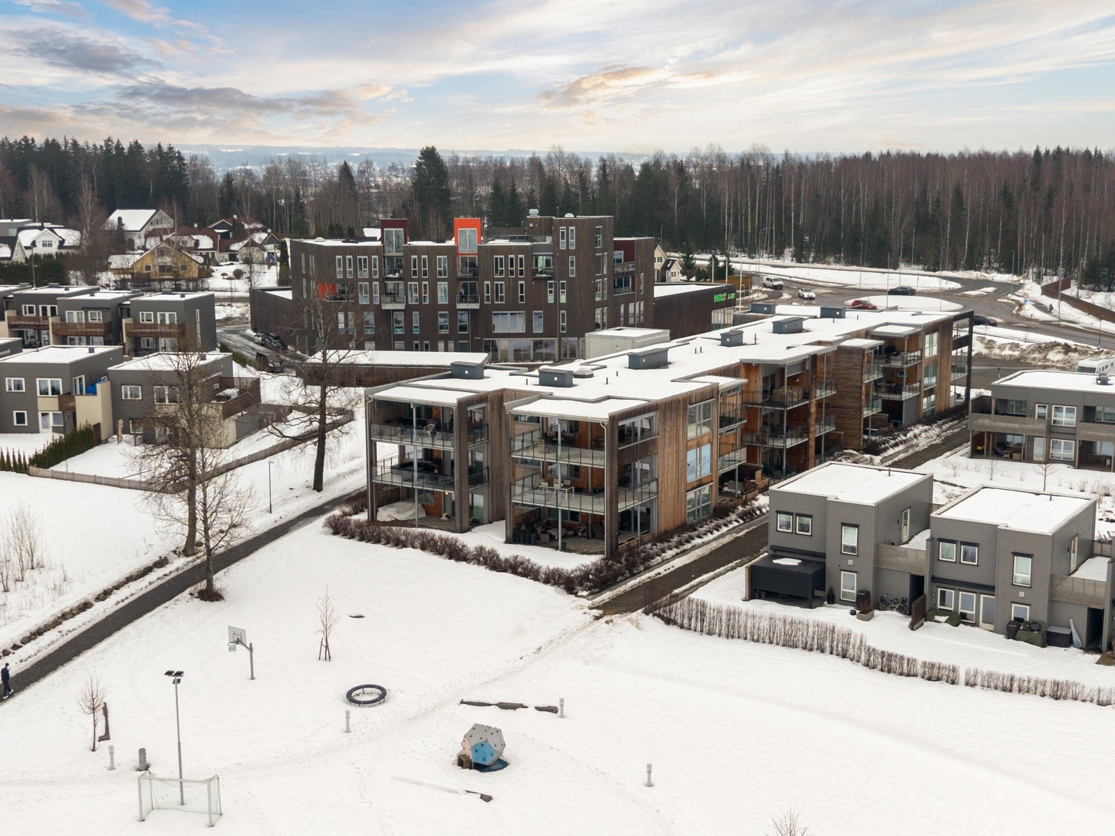 Flott beliggenhet i naturskjønne omgivelser på Voll & Lund, med kort veg til turområder i Klukhagan og Furuberget/Frøbergsberget. Galleribilde