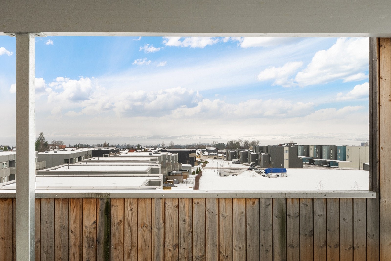 Fra terrassen kan du nyte flott utsikt sørover mot Mjøsa og Helgøya, samt vestover mot nærområdet og Furuberget. Galleribilde