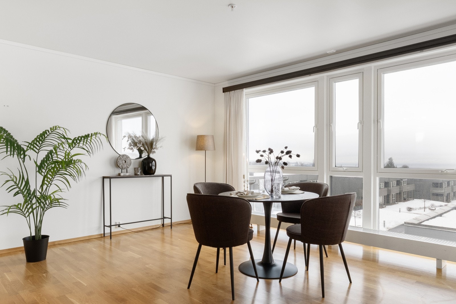 Fra stuen er det skyvedør ut til balkongen. Galleribilde