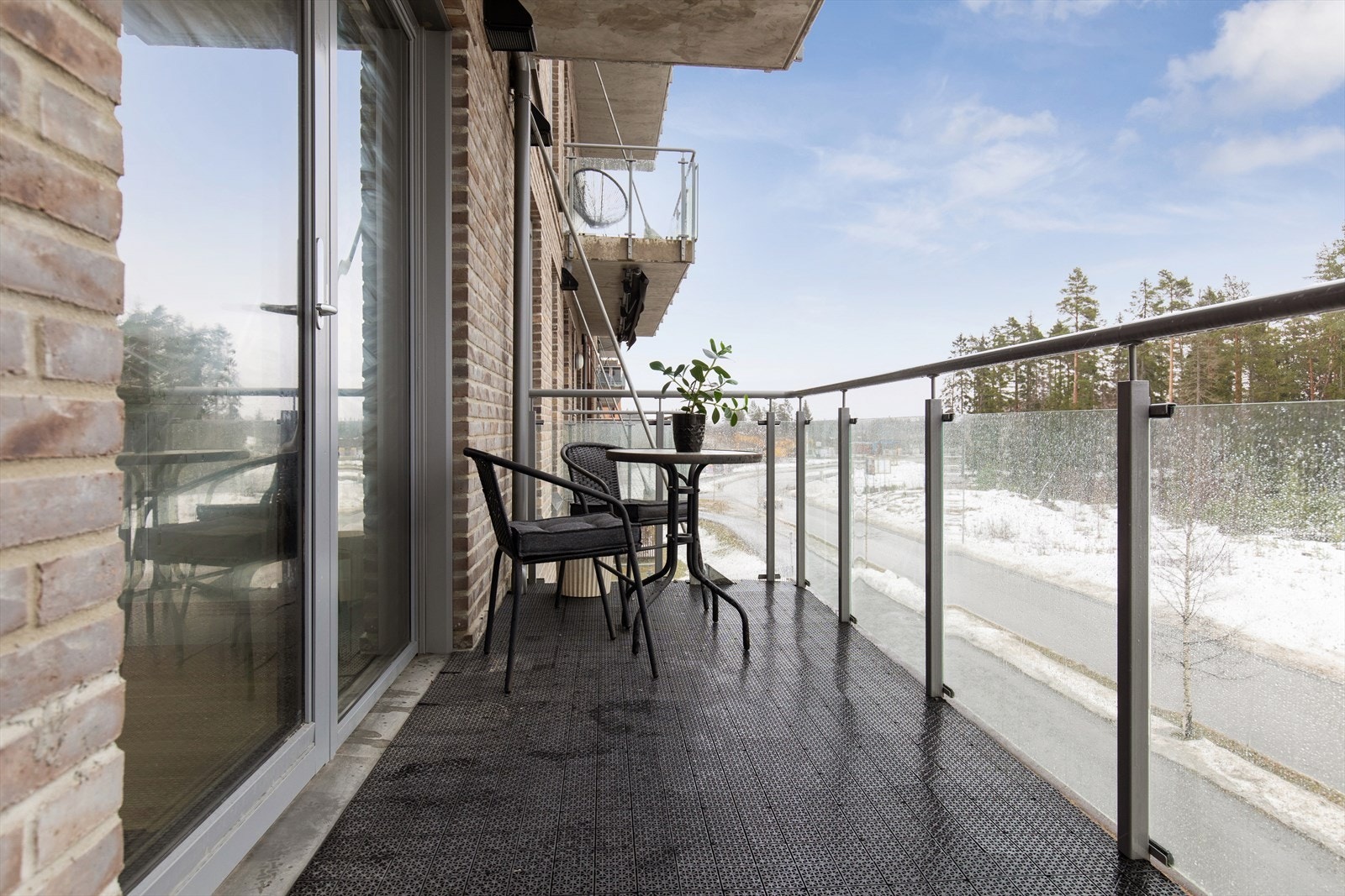 Balkongen på 7,9 m² har plass til en sittegruppe og er delvis overbygget. Galleribilde