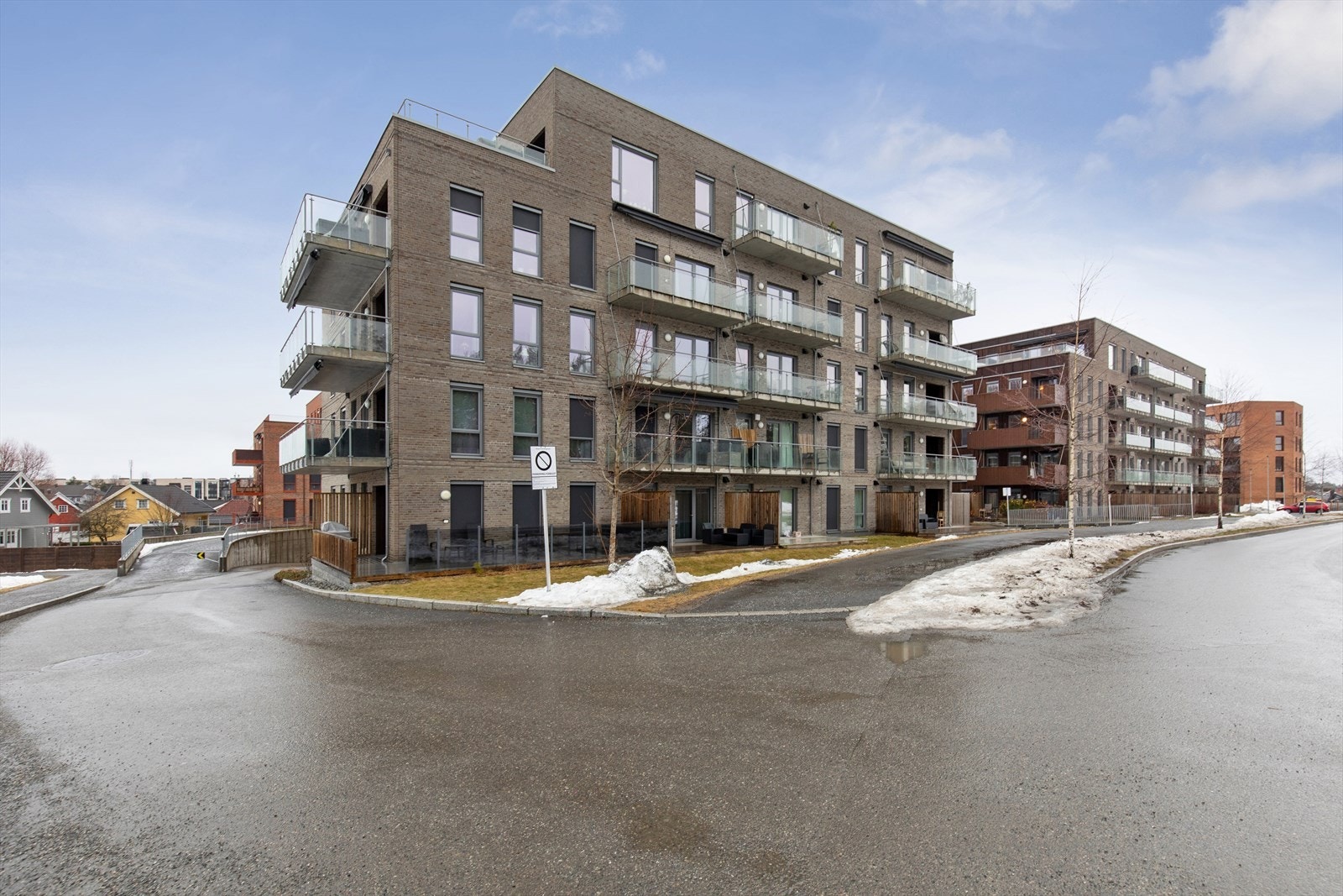 Leiligheten ligger i tredje etasje i et nytt og moderne boligbygg i Skogmo Park på Jessheim. Galleribilde