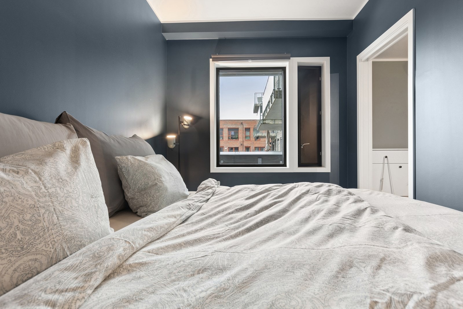 Det er inngang til soverommet via 2 skyvedører og det er god plass til dobbeltseng. Galleribilde