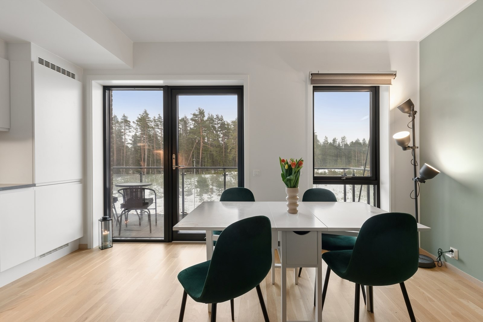 Lys og åpen stue- og kjøkkenløsning med gjennomgående parkettgulv. Galleribilde