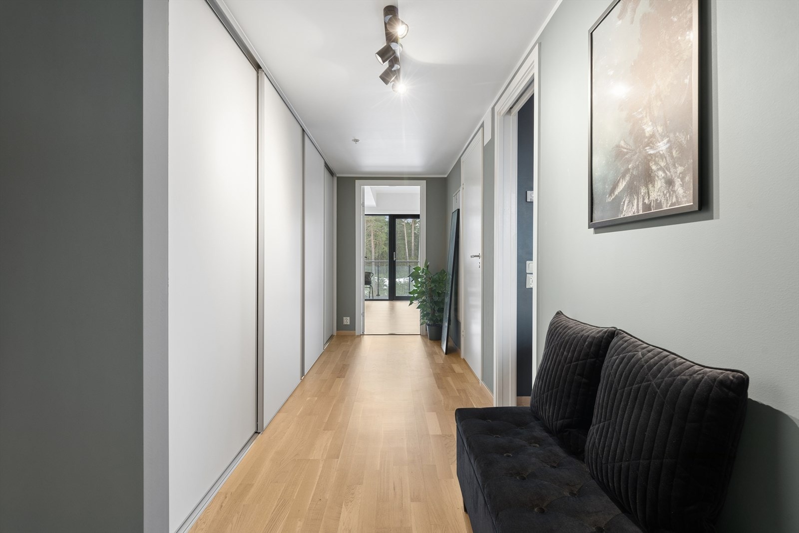 Fra gangen ledes du videre inn mot leilighetens åpne oppholdsrom. Sikringsskapet er plassert her. Galleribilde