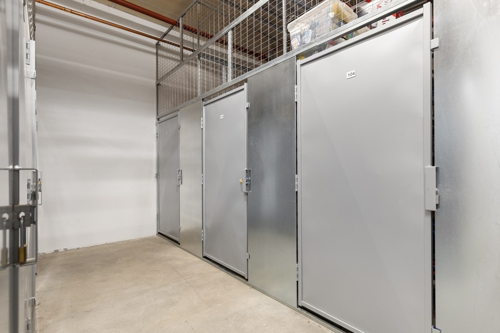 En praktisk bod på 5,2 m² (nr. 105) i kjelleren gir rikelig med lagringsplass. Galleribilde