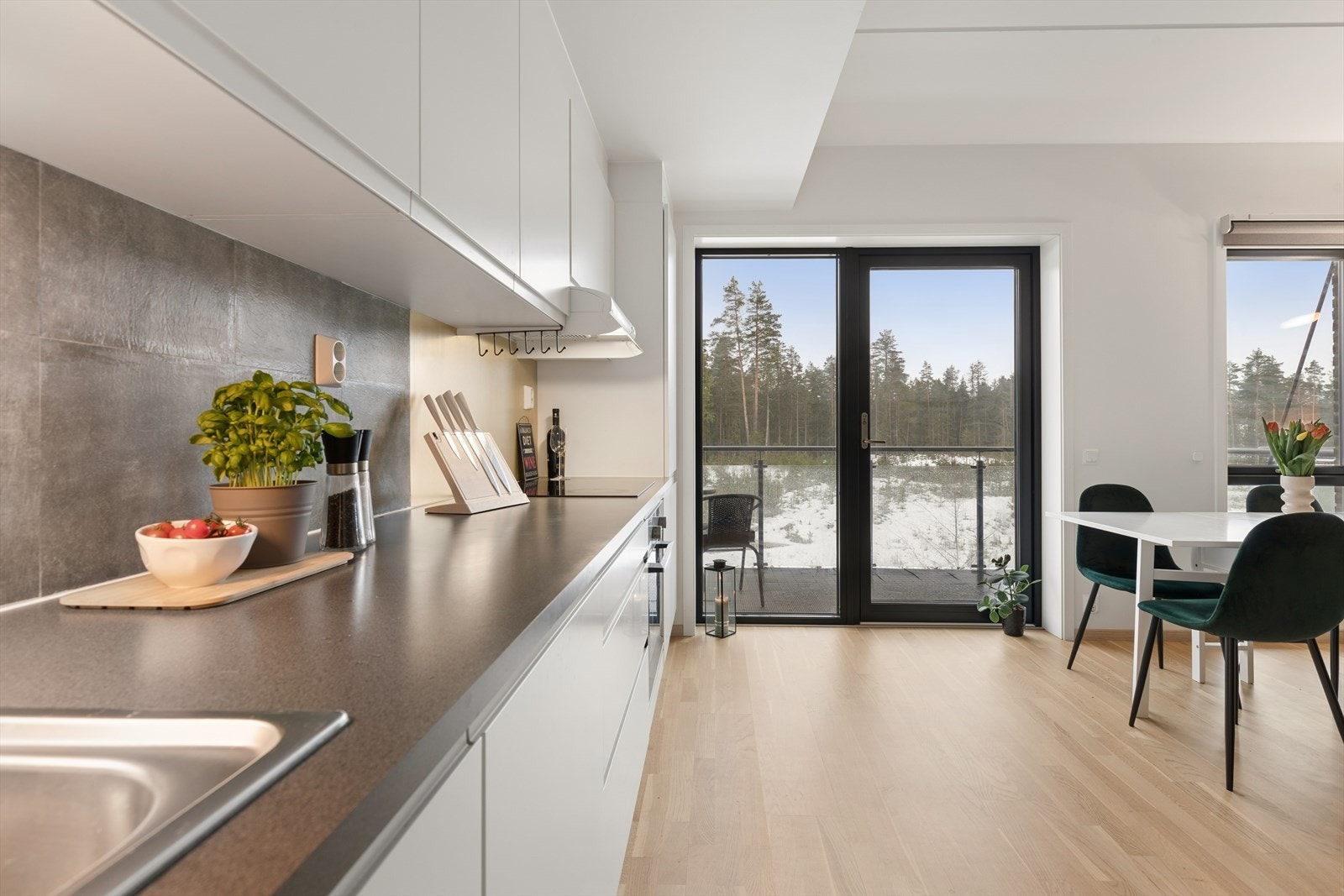 Kjøkkenet har integrerte hvitevarer som komfyr, oppvaskmaskin og kjøl/frys. Galleribilde