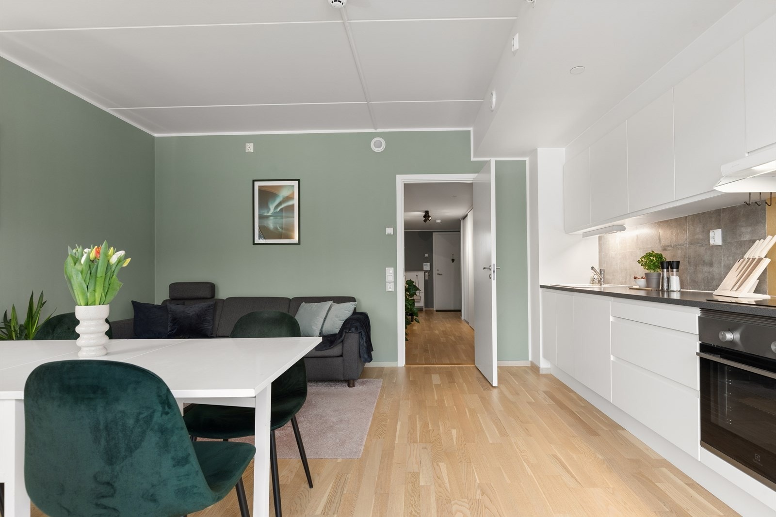 Stuen og kjøkkenet utgjør et sosialt rom på nesten 20 m², med direkte utgang til balkongen. Galleribilde