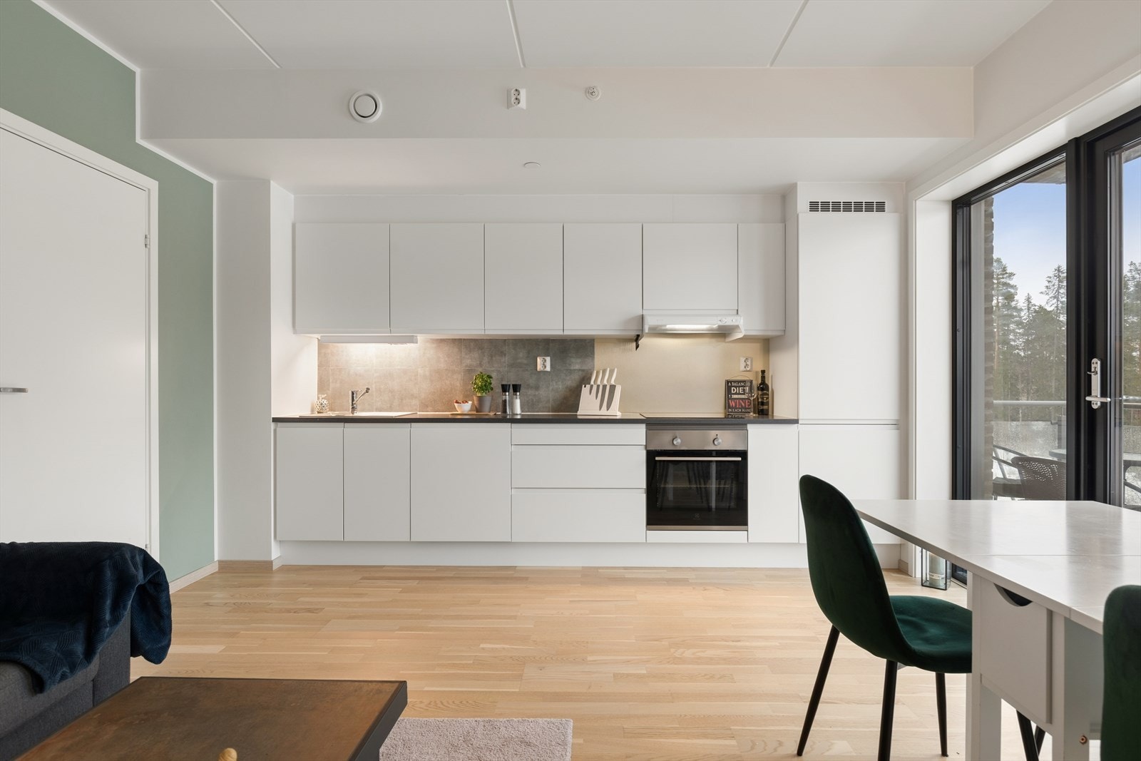 Klassisk og tidløs kjøkkeninnredning med hvite, glatte fronter. Galleribilde