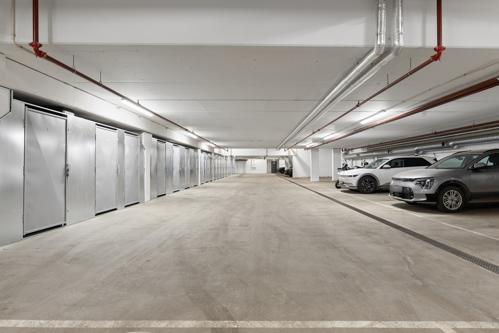 Det medfølger en fast parkeringsplass (nr. 142) i felles, oppvarmet garasjeanlegg. Galleribilde