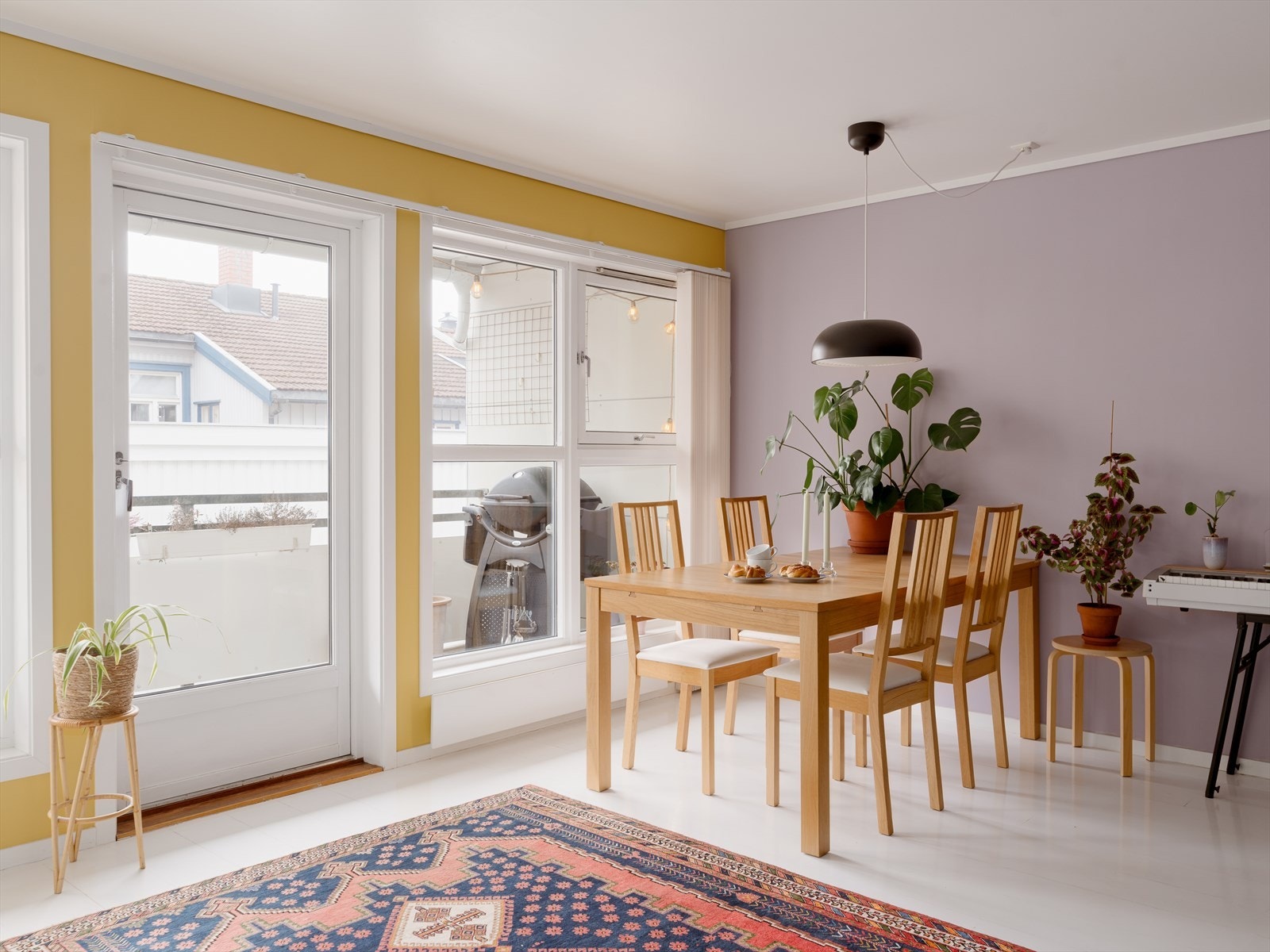 Lys spisestue med utsikt mot bakgård. Galleribilde