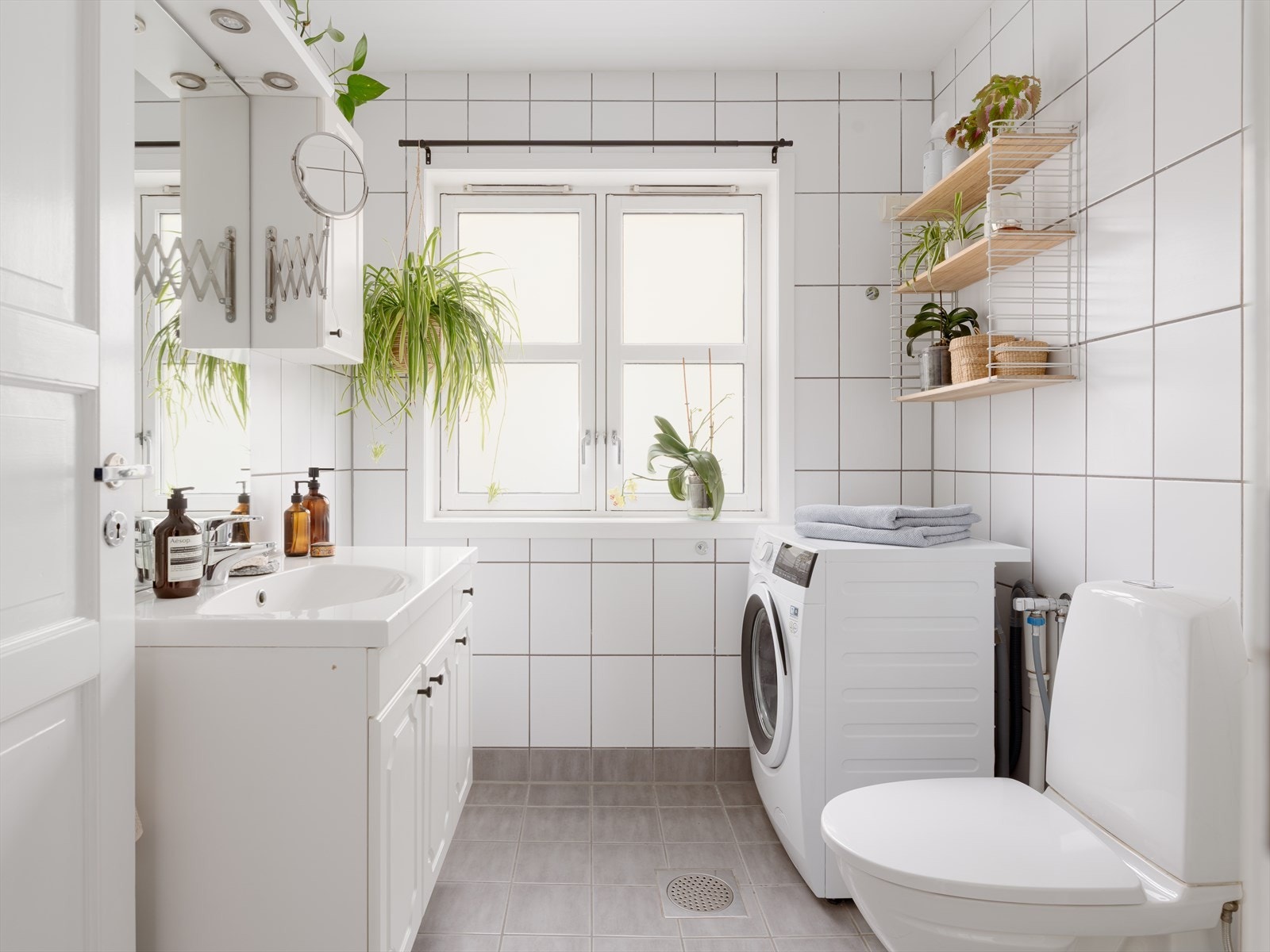 Badet er lyst flislagt, med et tidløst preg. Varmekabler i gulv holder føttene varme. Galleribilde