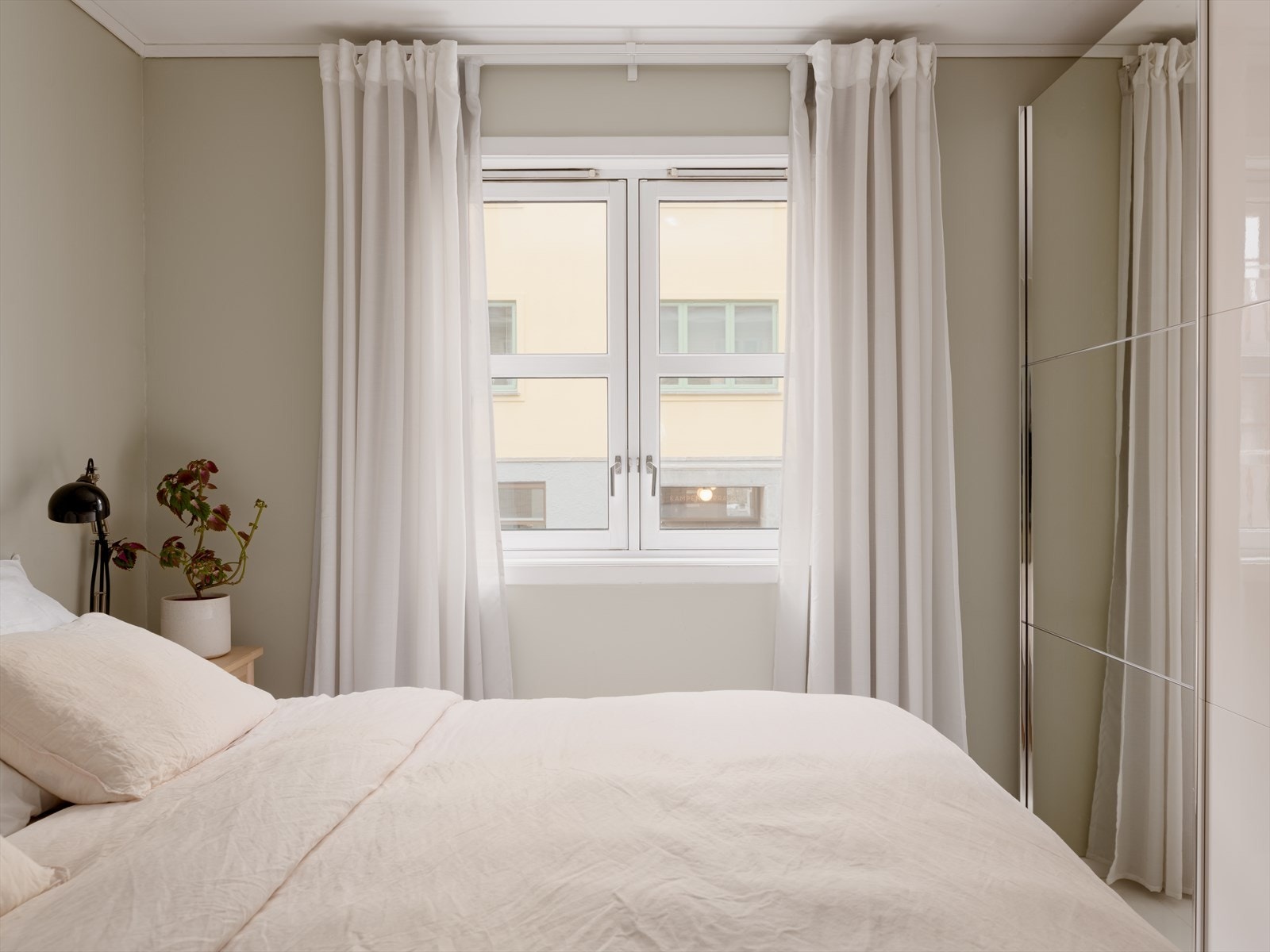 Rommet har store vindusflater som gir rikelig med lysinnslipp. Galleribilde