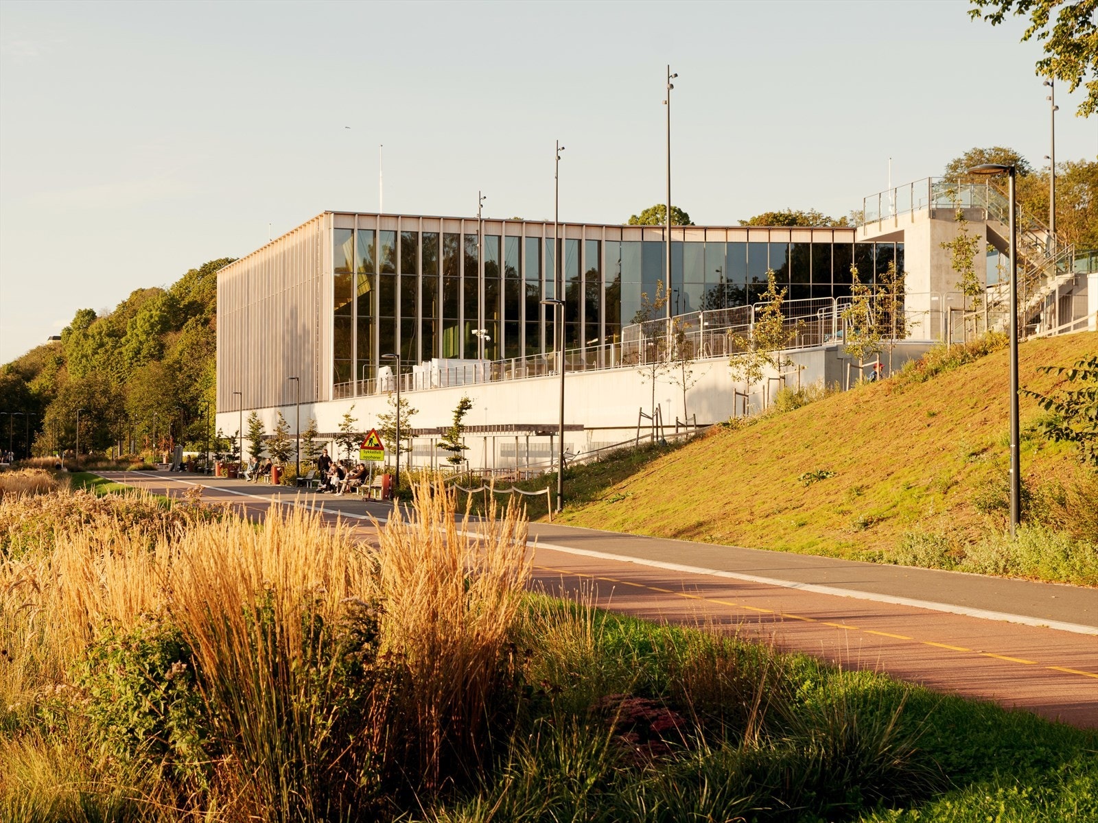 Du har kort vei til Tøyenbadet, som er Oslos største badeanlegg. Her finner du totalt åtte basseng fordelt på ute- og inneområdet. Galleribilde