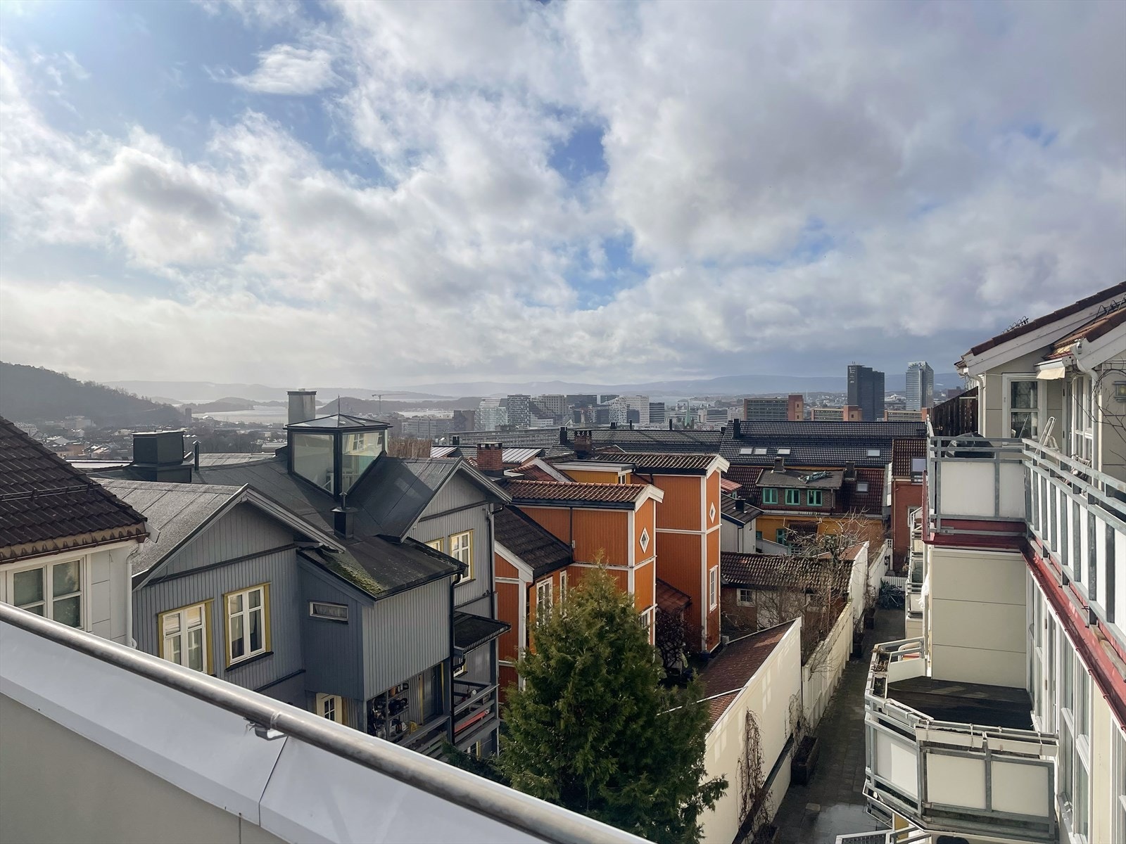 Her kan du nyte dagene i sola! Utsikten strekker seg helt ned til Barcode og sjøen. Galleribilde