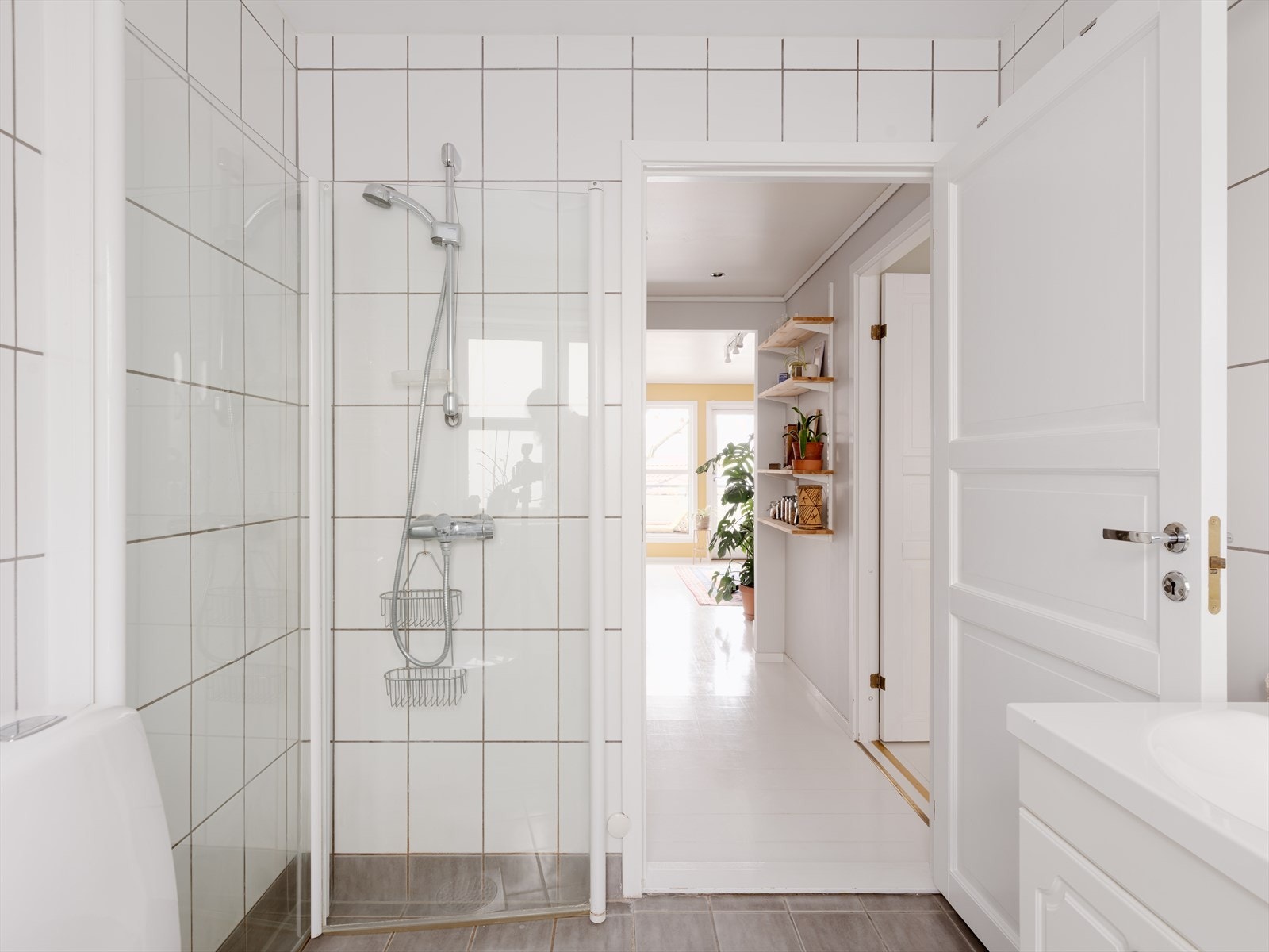 Innredningen består av servant med servantskap, toalett, dusjhjørne og opplegg for vaskemaskin. Galleribilde