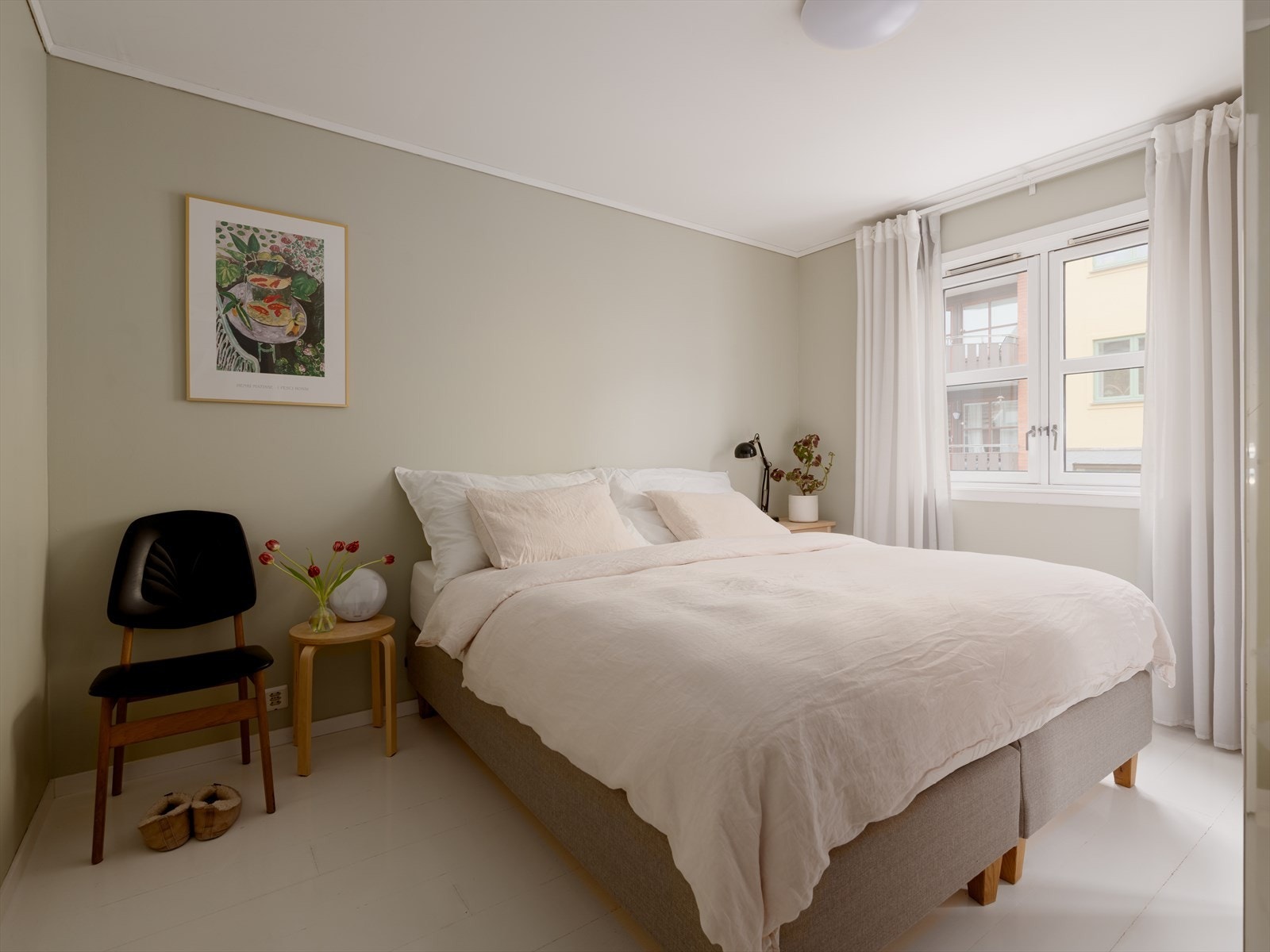 Soverommet er malt i en behagelig fargetone. Galleribilde