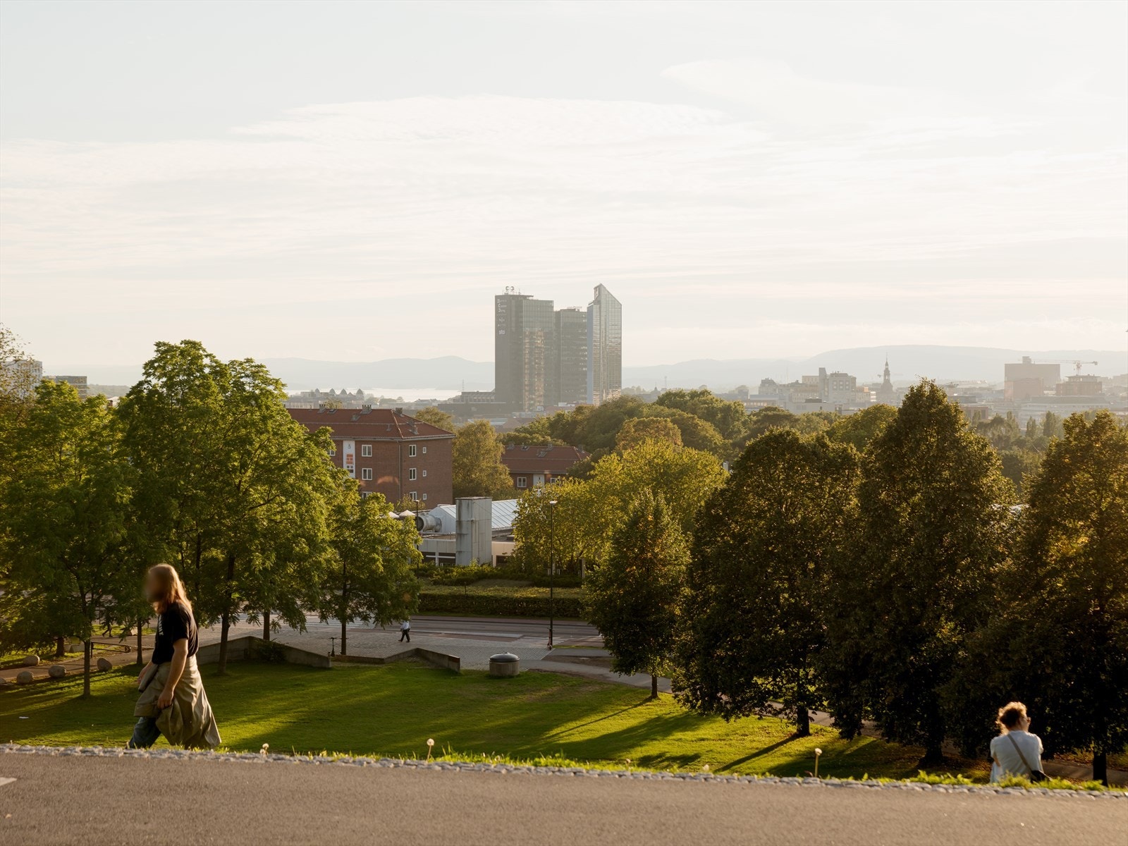 Tøyenparken egner seg ypperlig for piknik, gåturer, joggeturer eller trilleturer. Helt øverst finner du flere benker der du kan sitte og nyte førsteklasses byutsikt over Oslo. Galleribilde
