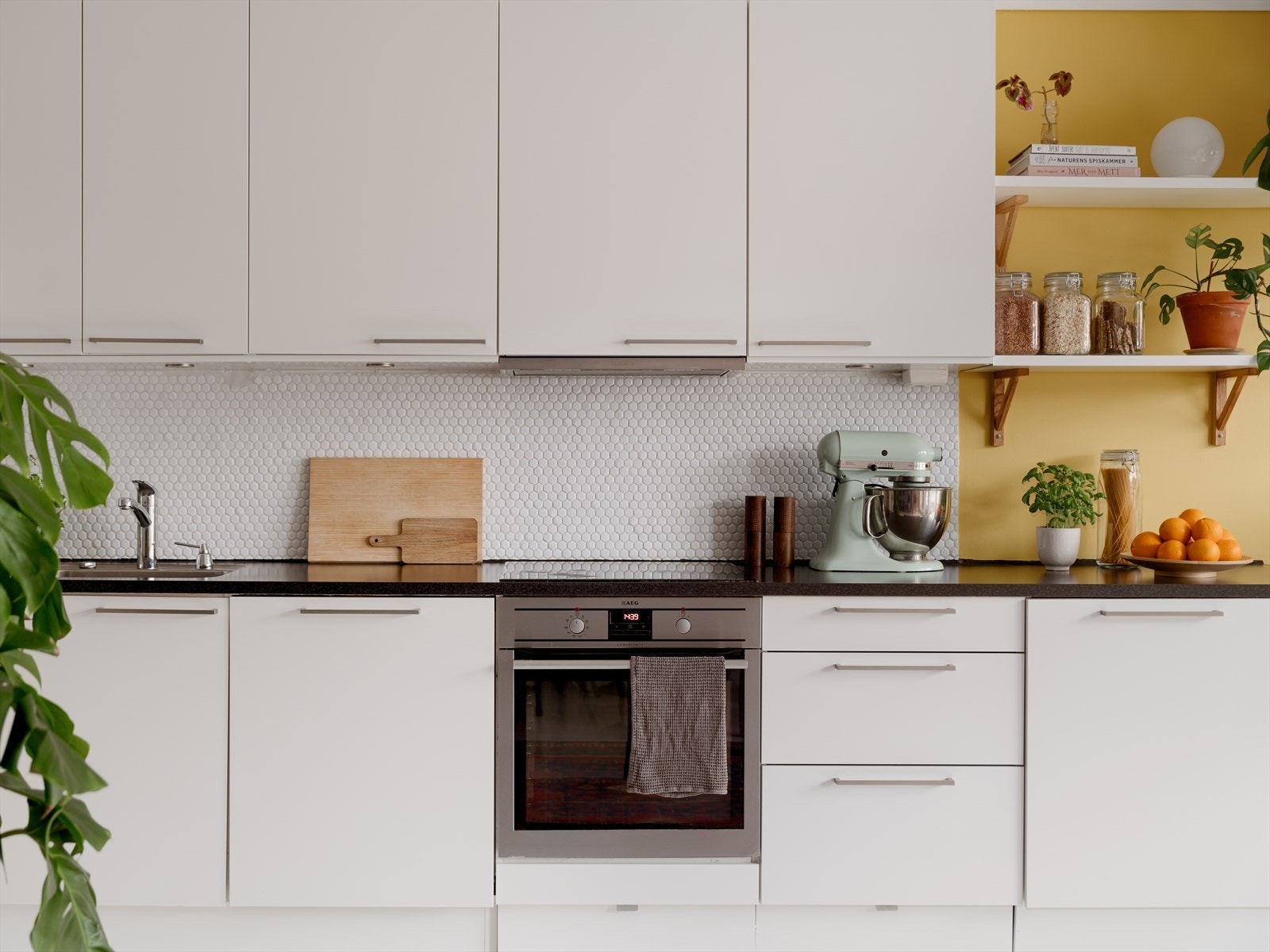 En uttrekkbar kjøkkenbenk gir ekstra benkeplass og oppbevaring. Galleribilde