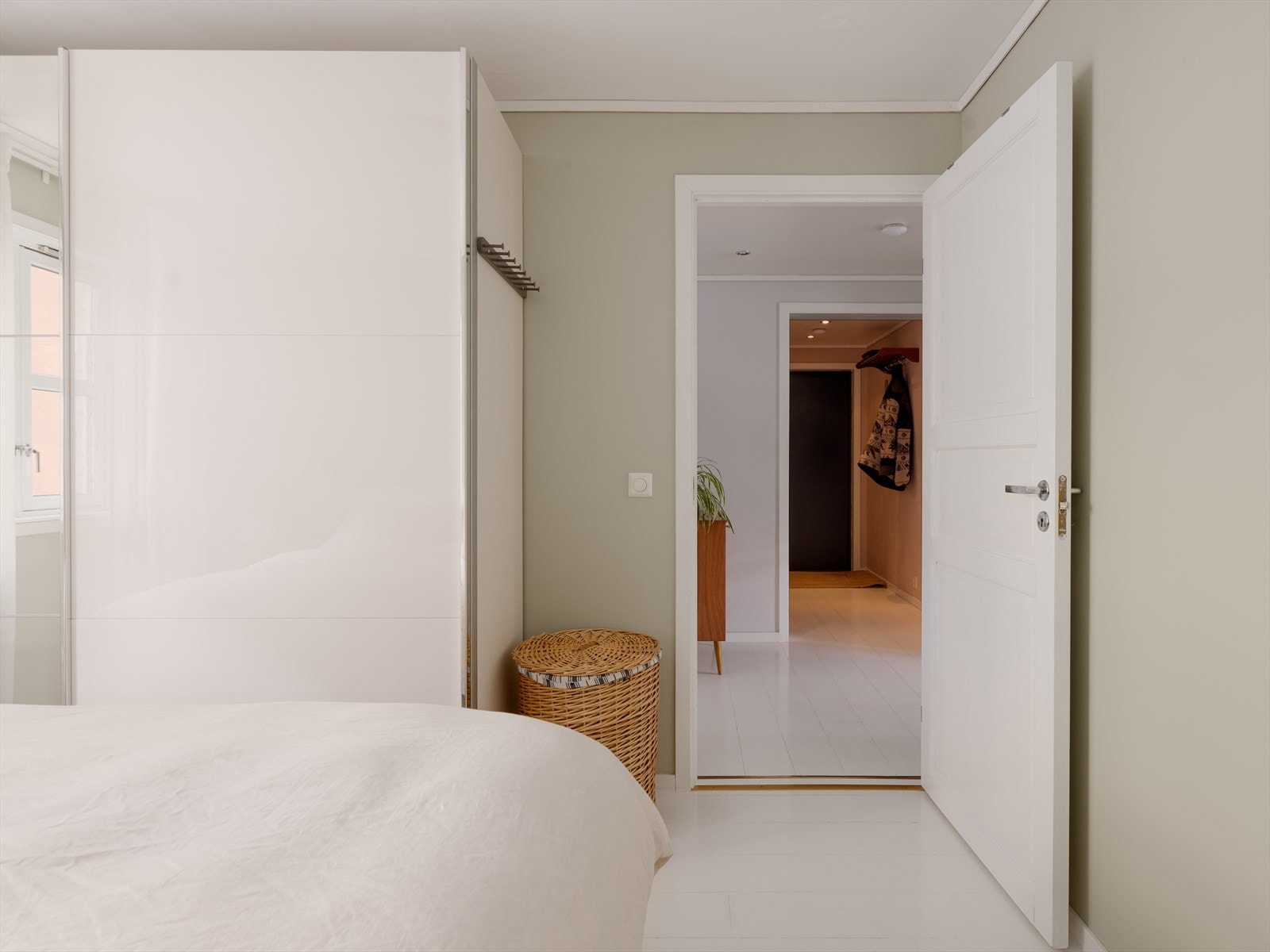 Rommet gir god plass til seng, nattbord og garderobe. Galleribilde