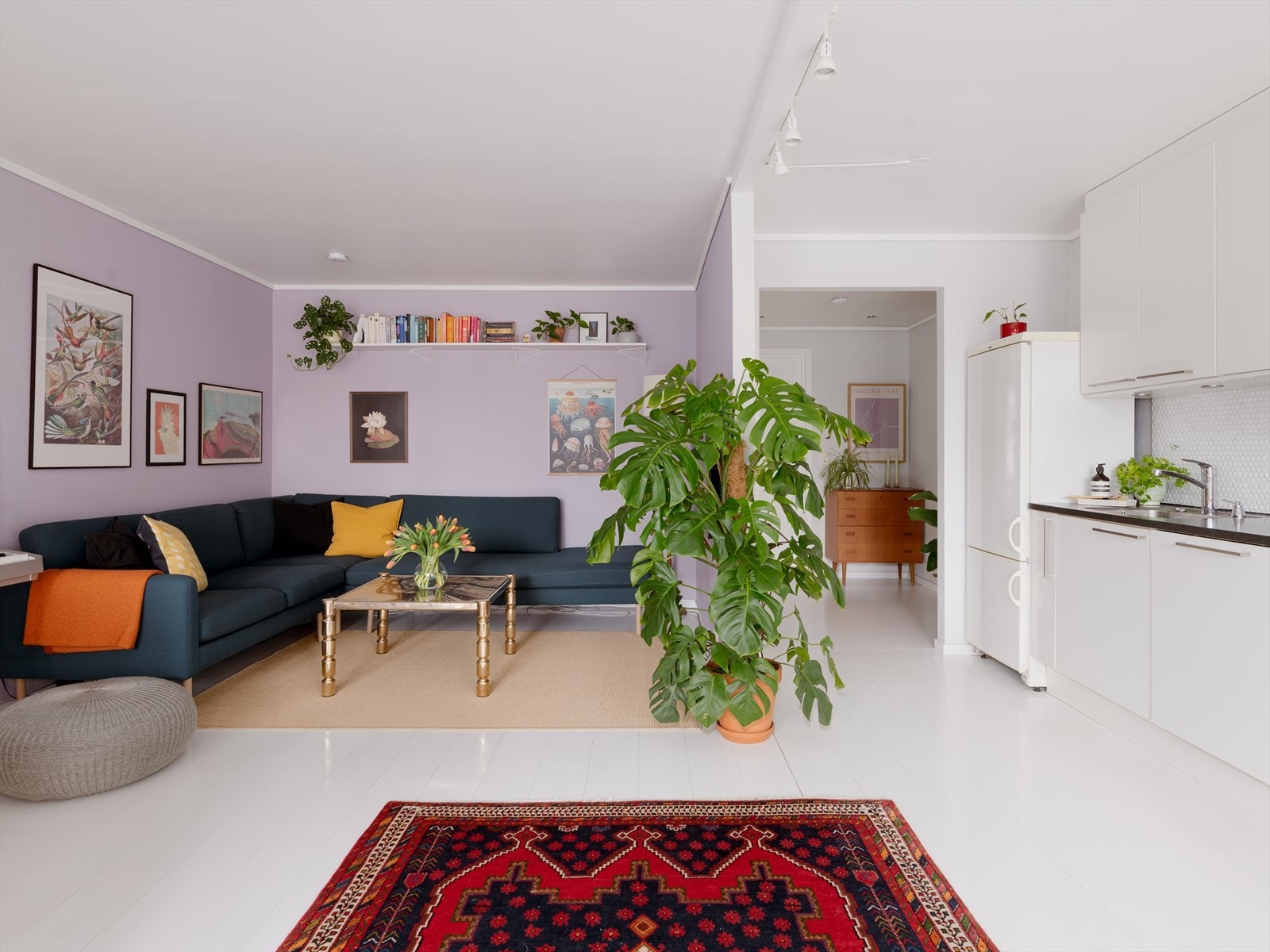 Smart og åpen planløsning for stue og kjøkken. Galleribilde